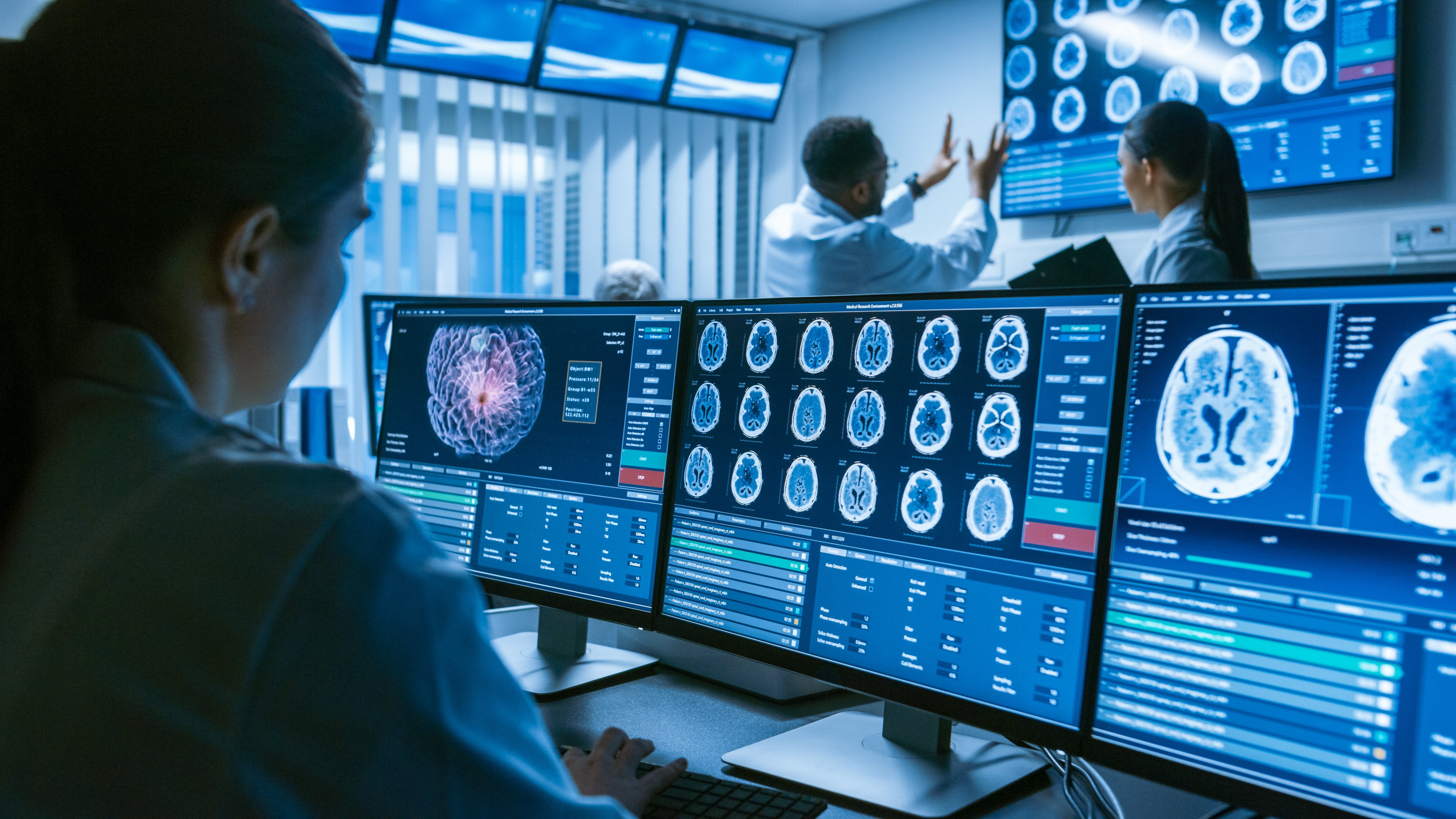 Scientists examine brain scan images in a laboratory. A new MRI tool called DunedinPACNI has been unveiled that can predict dementia risk and ageing through brain scans. Photo: Shutterstock