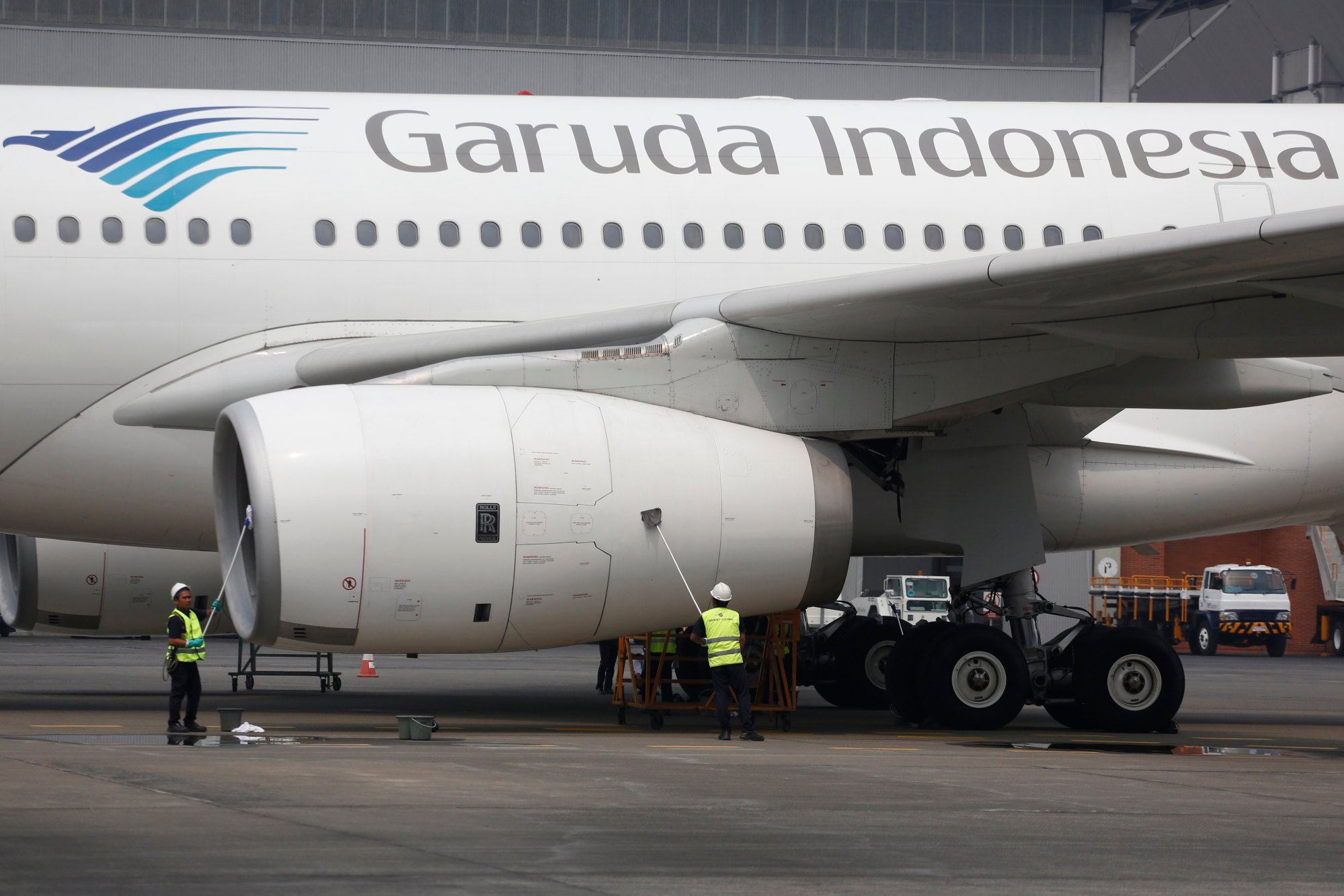 Workers clean a Garuda Indonesia jetliner at a Garuda maintenance facility in Tangerang. Garuda officials say the company plans to expand its fleet by adding about 120 jets and up to 100 routes. Photo: AP