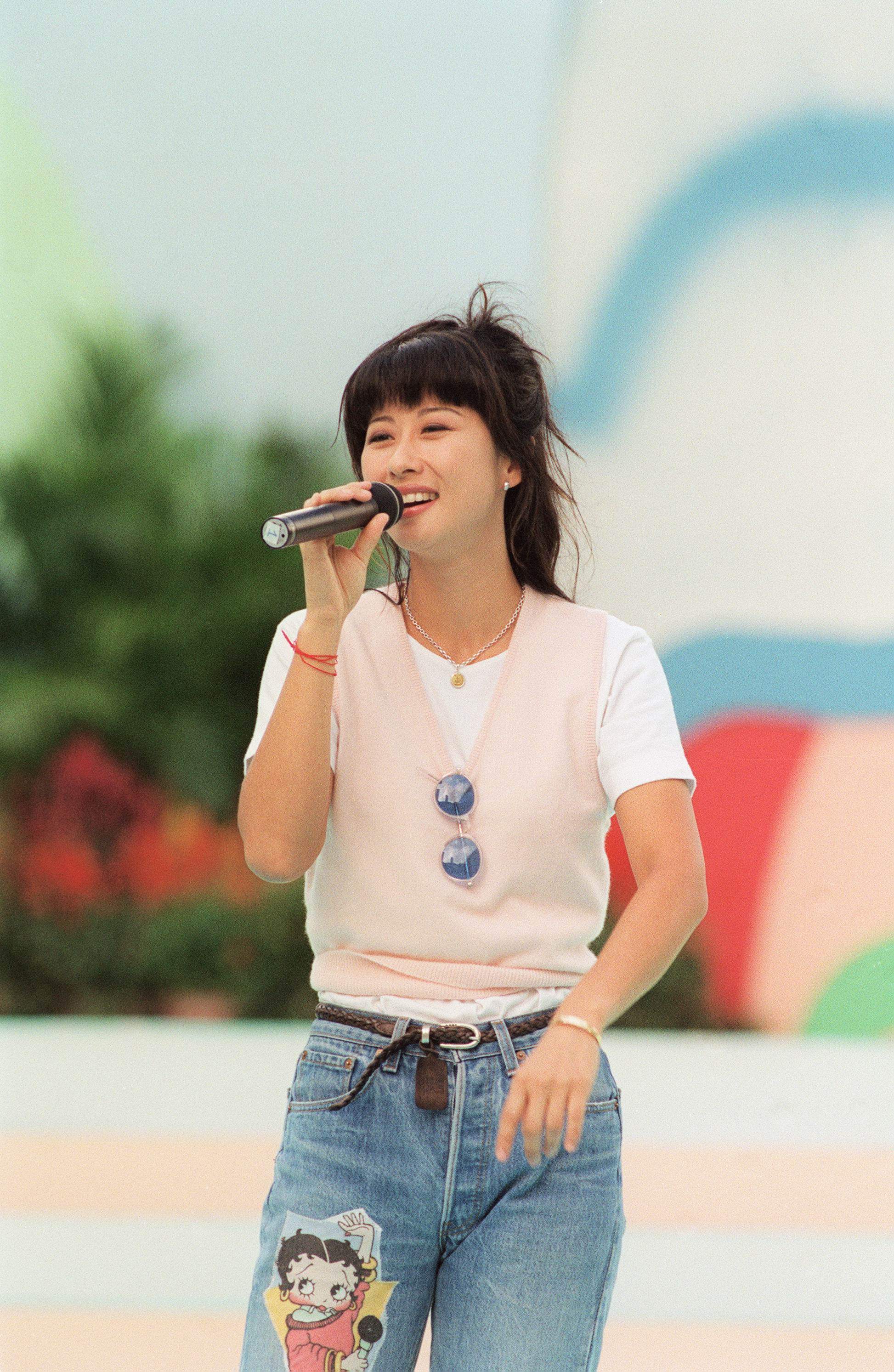 Sally Yeh Chen performs in Hong Kong in 1994. The singer and actress rose to the top of Hong Kong show business despite arriving in the city unable to speak Cantonese. Photo: Martin Chan