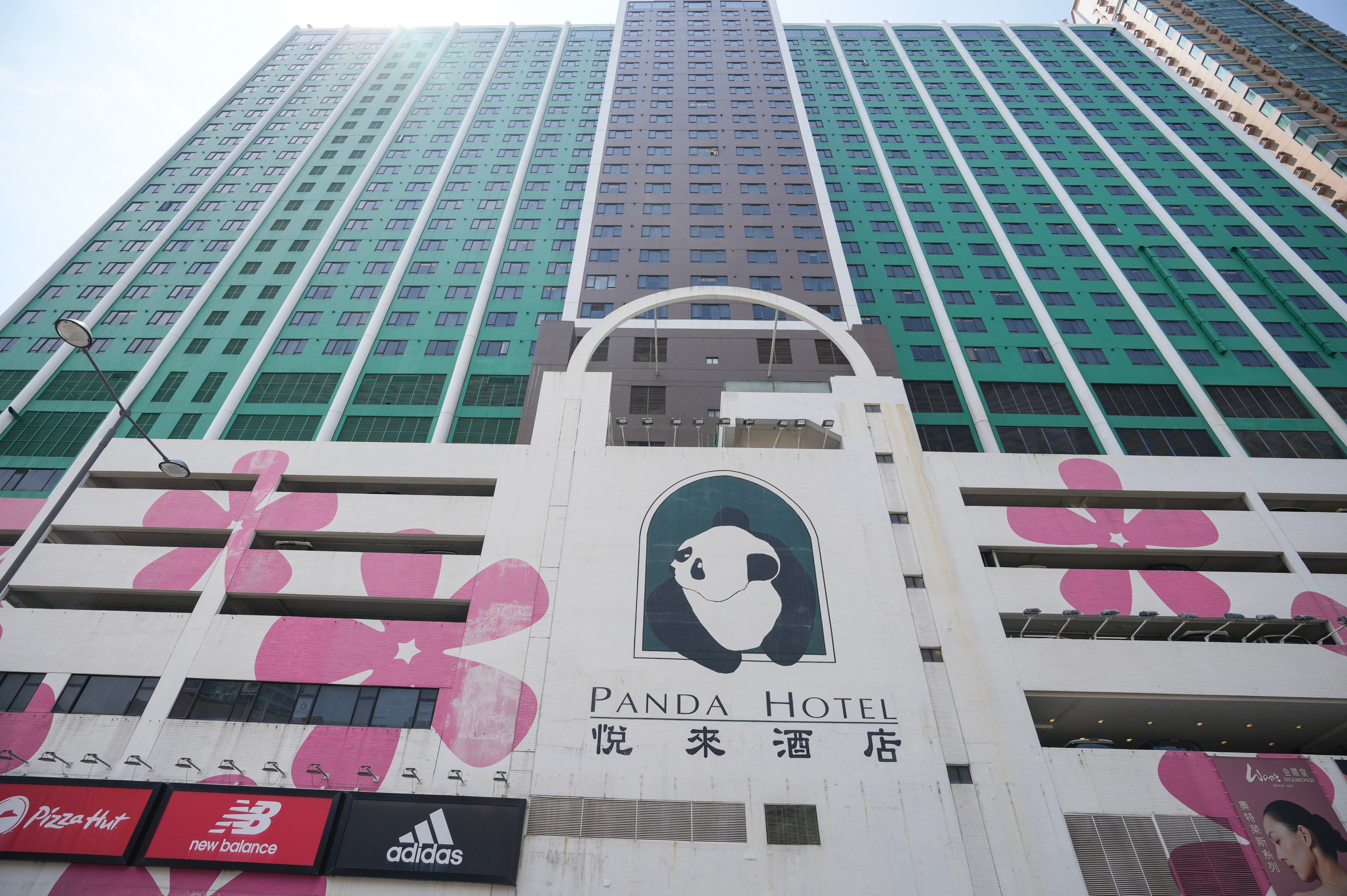 A 37-year-old man is suspected of murdering his wife and two children before jumping to his death from a Hong Kong hotel, police have said. Photo: May Tse