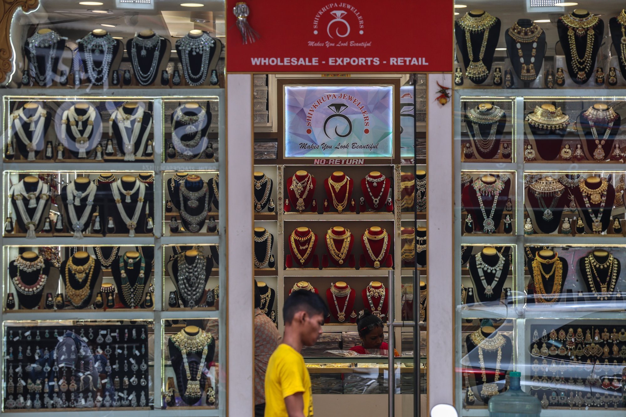 An Indian man walks past a jewellery shop in Mumbai on Thursday. Typical Indian exports like jewellery may not be easy to sell to China. Photo: EPA An Indian man walks past a jewellery shop in Mumbai on Thursday. Typical Indian exports like jewellery may not be easy to sell to China. Photo: EPA