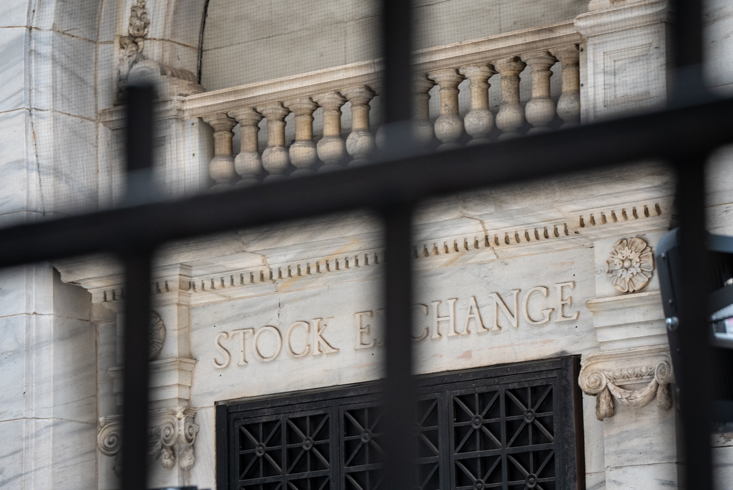 epa12277413 The New York Stock Exchange (NYSE) building in New York, New York, USA, 01 August 2025. US and global markets are down following US President Trump’s sweeping tariff hikes on dozens of countries.  EPA/ANGELINA KATSANIS