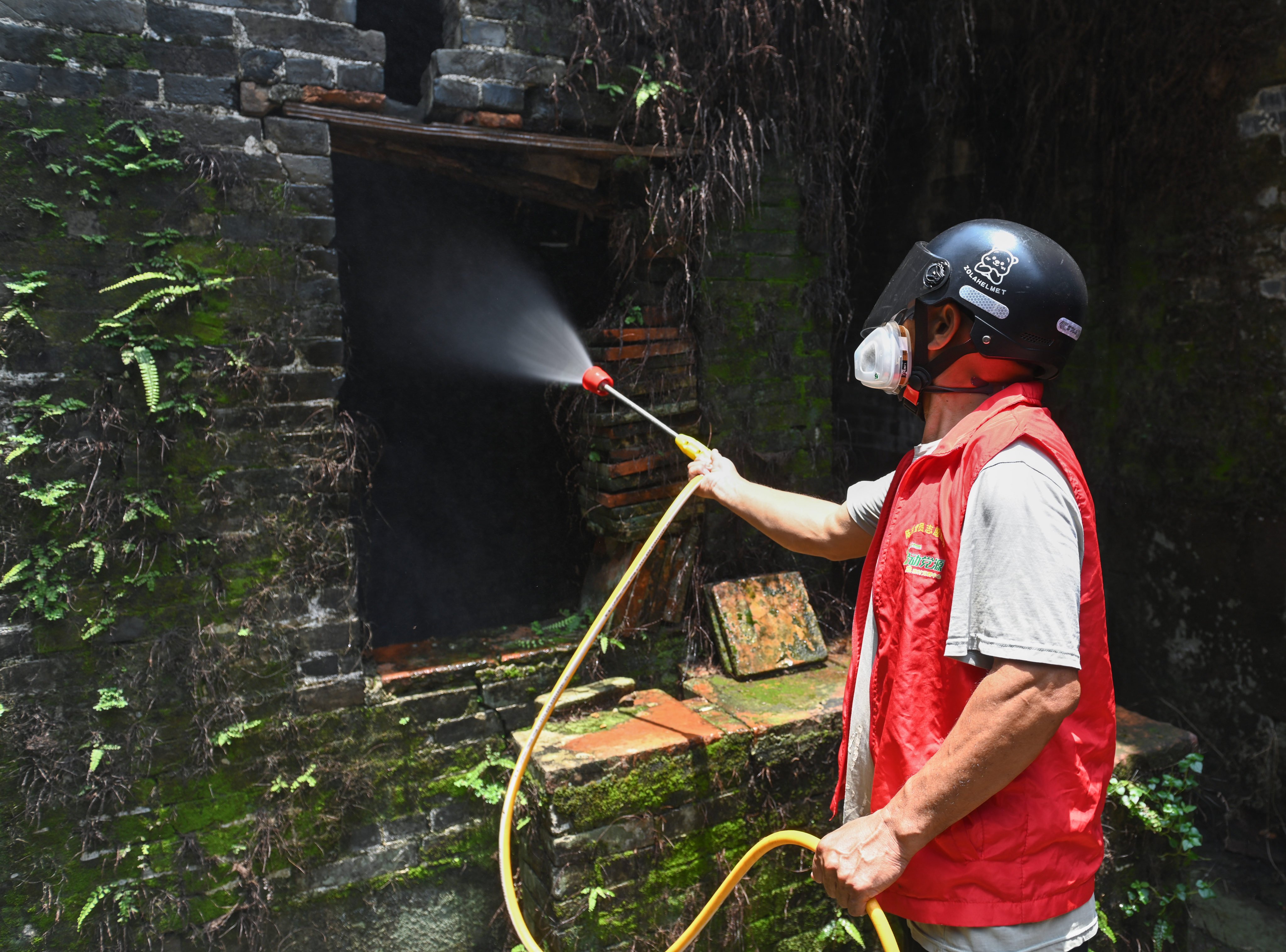 A worker sprays insecticide in Foshan, Guangdong province, on July 25 as part of a drive to eliminate mosquitoes. Photo: Xinhua