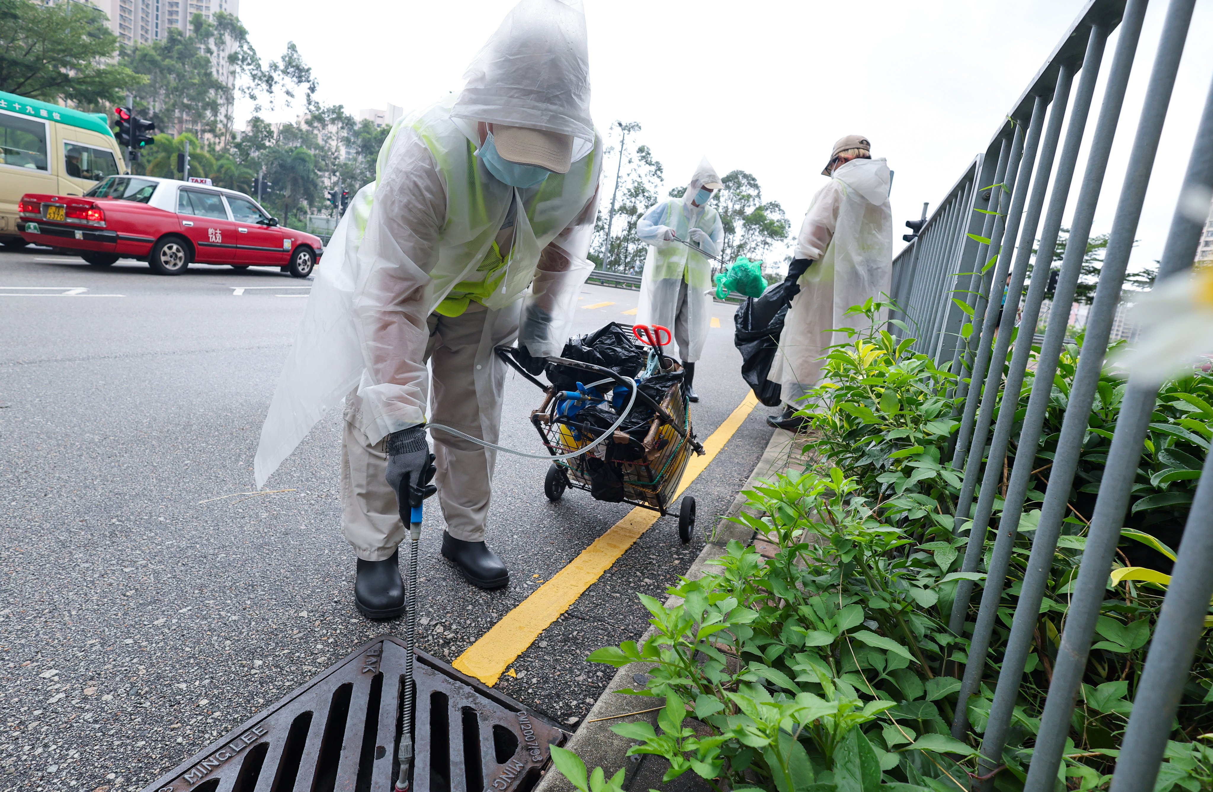 Hygiene authorities carry out mosquito control measures near On Tat Estate. Photo: Dickson Lee