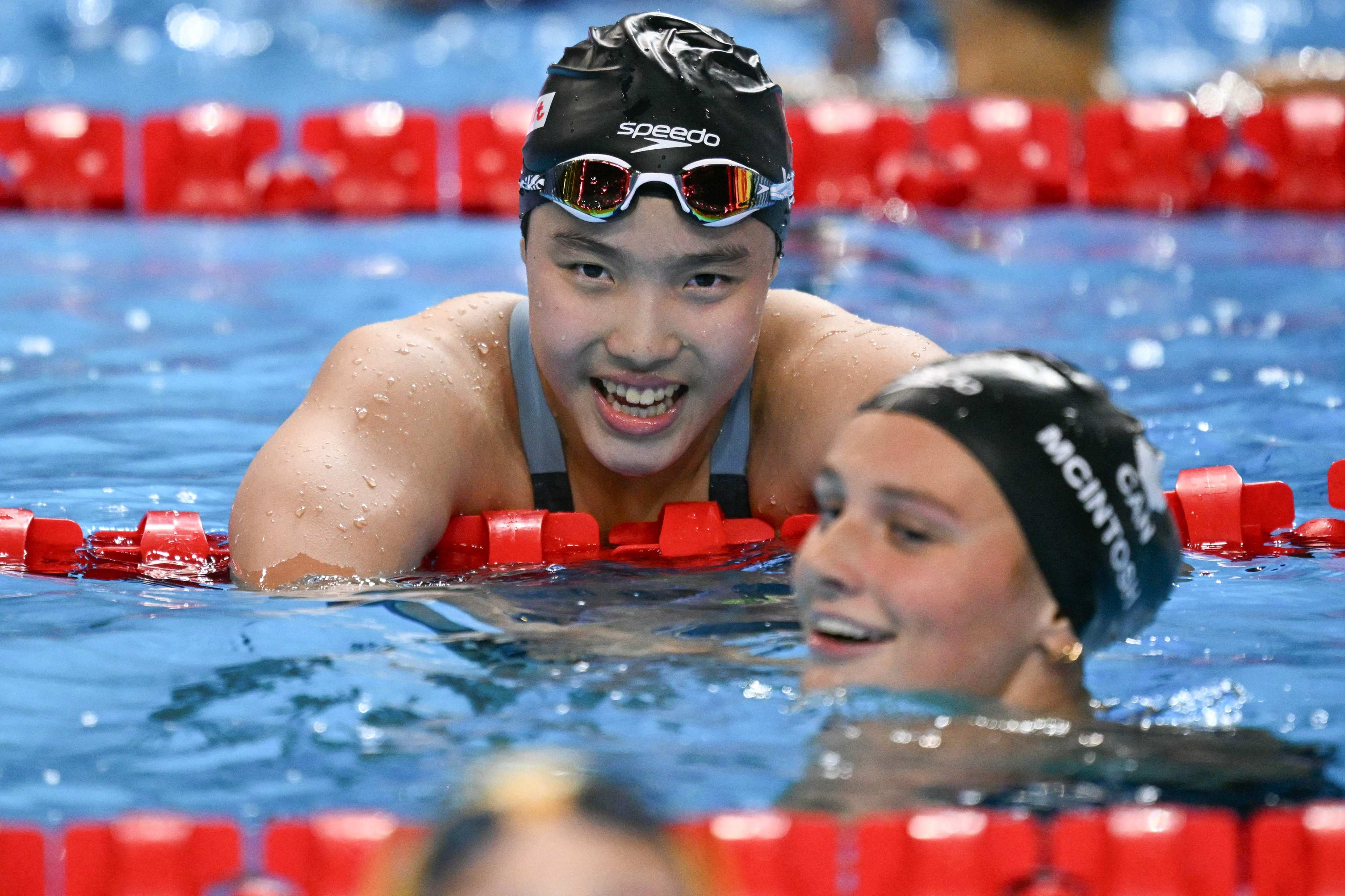 Chinese swimmer Yu Zidi (left) wants to emulate the success of Canada’s Summer Mcintosh (right). Photo: AFP