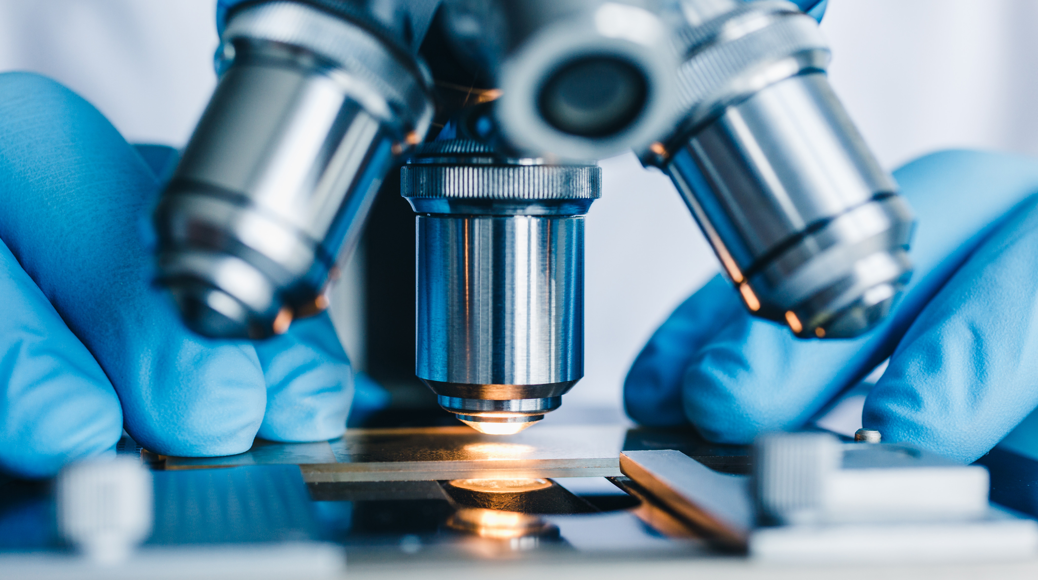 A close-up shot of a microscope in a laboratory. Photo: Shutterstock