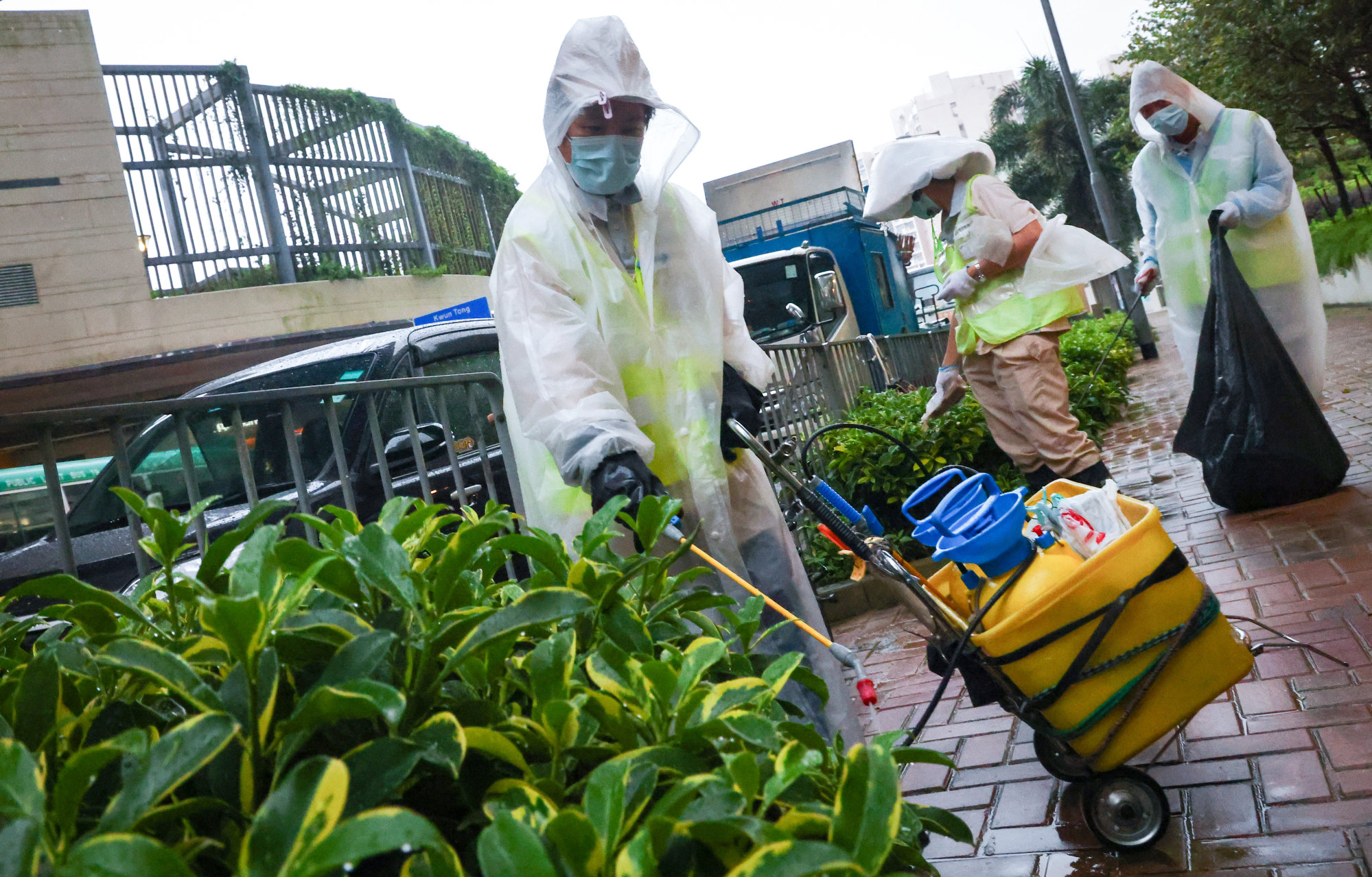 Workers implement mosquito control measures near On Tat Estate in Kwun Tong. Photo: Dickson Lee Workers implement mosquito control measures near On Tat Estate in Kwun Tong. Photo: Dickson Lee