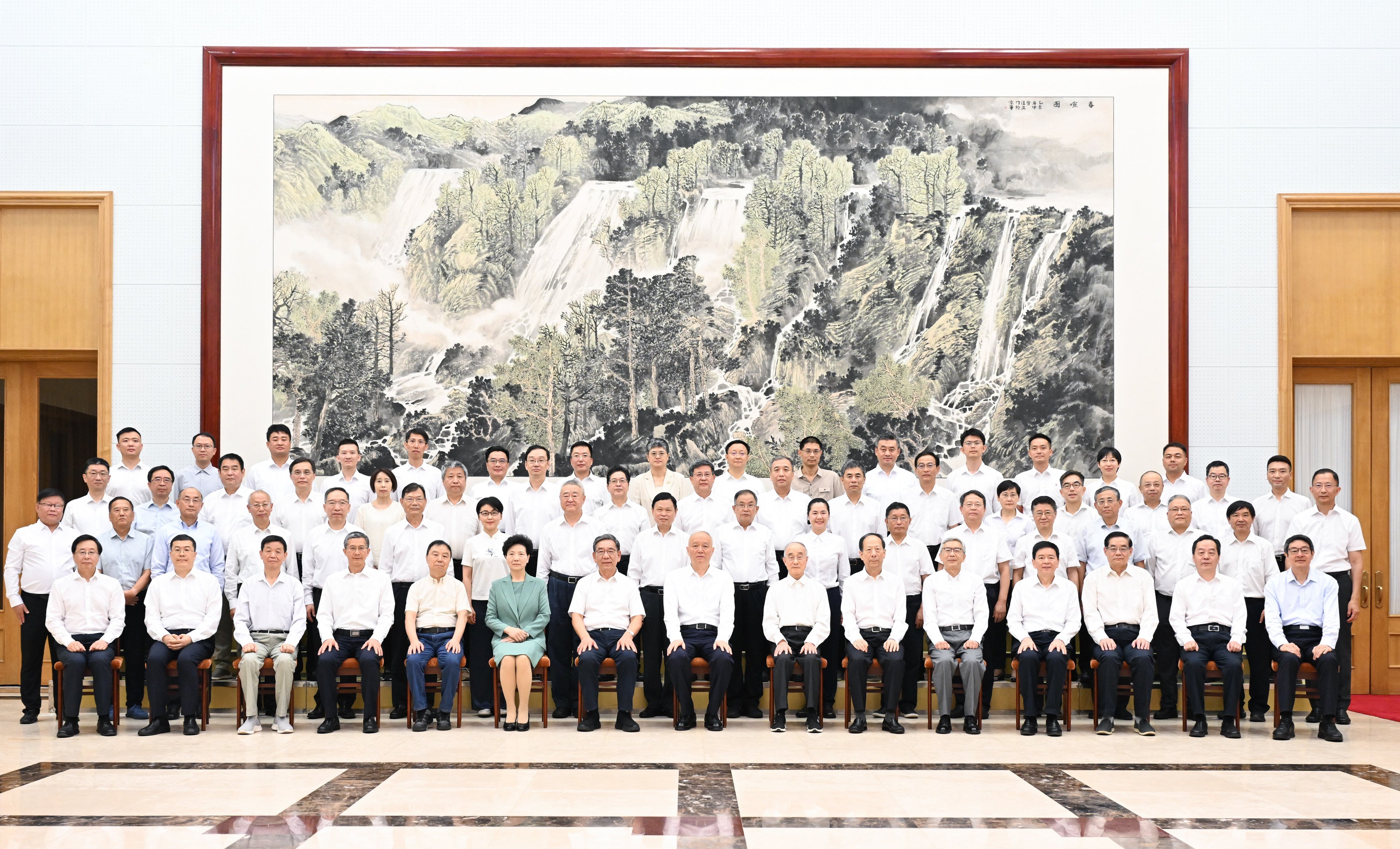 Senior Communist Party official Cai Qi hosted  prominent scientists and academics on summer at Beidaihe seaside resort in north Hebei province on Sunday. Photo: Xinhua