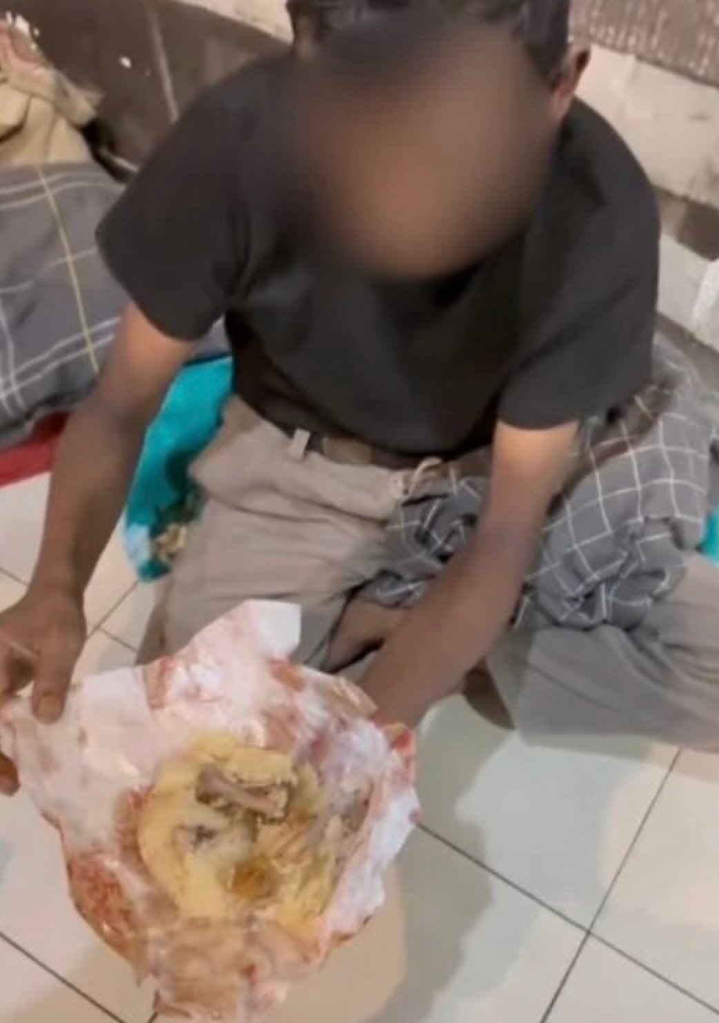 Malaysians have slammed three content creators for their “inhumane” act of giving chicken bones to a homeless man after their meal. Photo: Threads/cken_daily.psd Malaysians have slammed three content creators for their “inhumane” act of giving chicken bones to a homeless man after their meal. Photo: Threads/cken_daily.psd