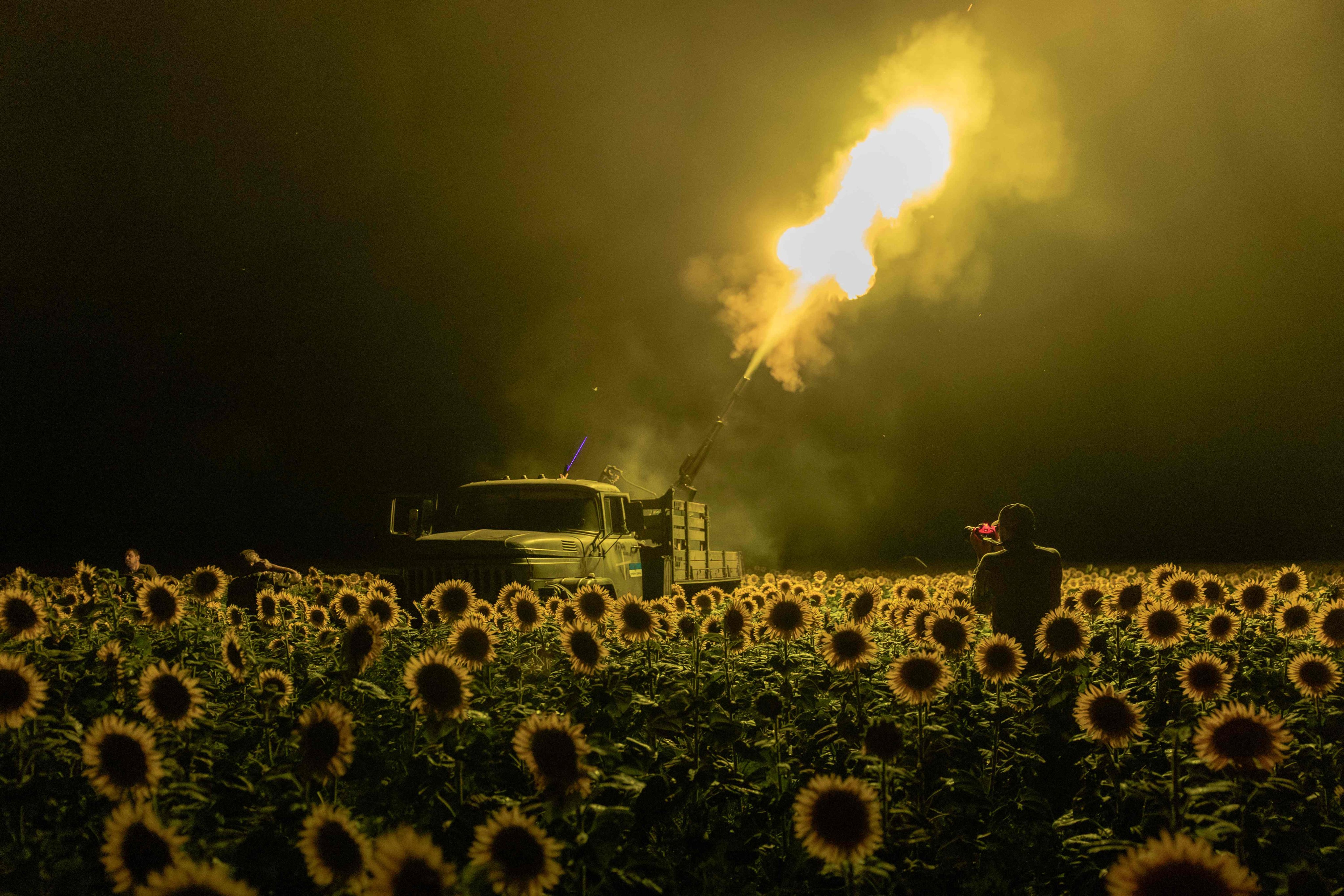Ukrainian servicemen fire an anti-aircraft twin autocannon towards a Russian drone from a sunflower field, near Pavlograd, Dnipropetrovsk region. Photo: AFP