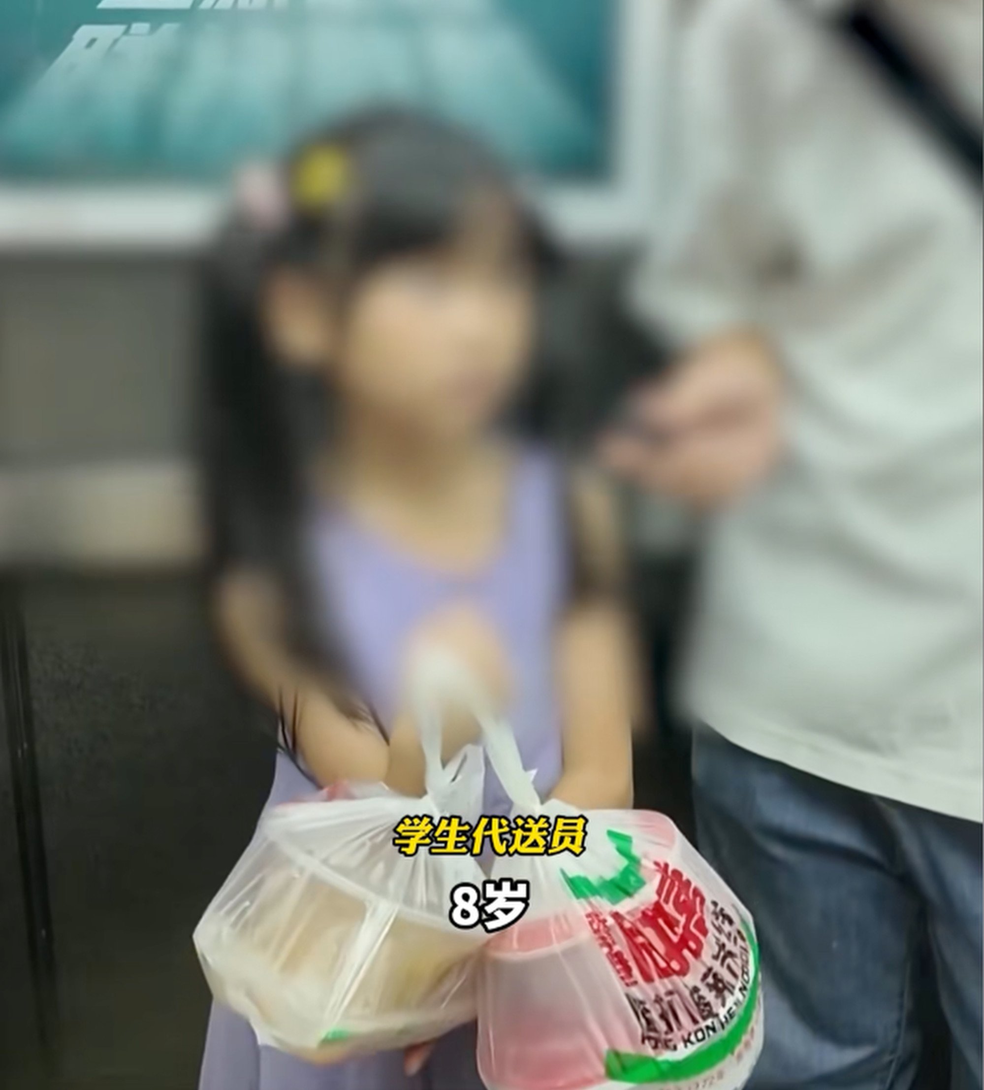 Little girls are among the children being used by couriers to deliver food. Photo: Douyin Little girls are among the children being used by couriers to deliver food. Photo: Douyin