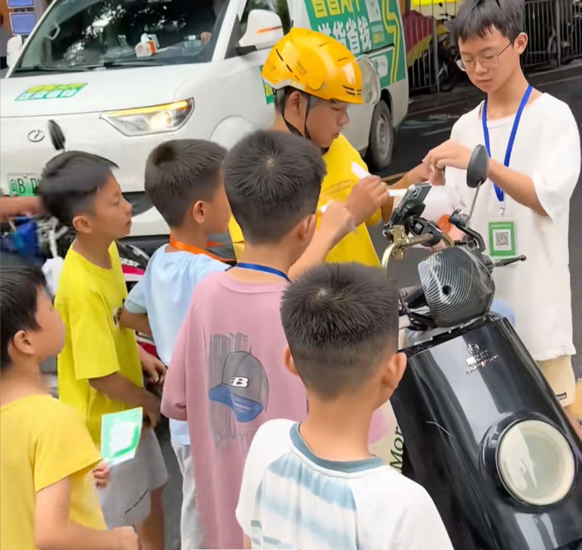 Young boys queue up to receive orders for delivery from a food courier. Photo: Douyin Young boys queue up to receive orders for delivery from a food courier. Photo: Douyin