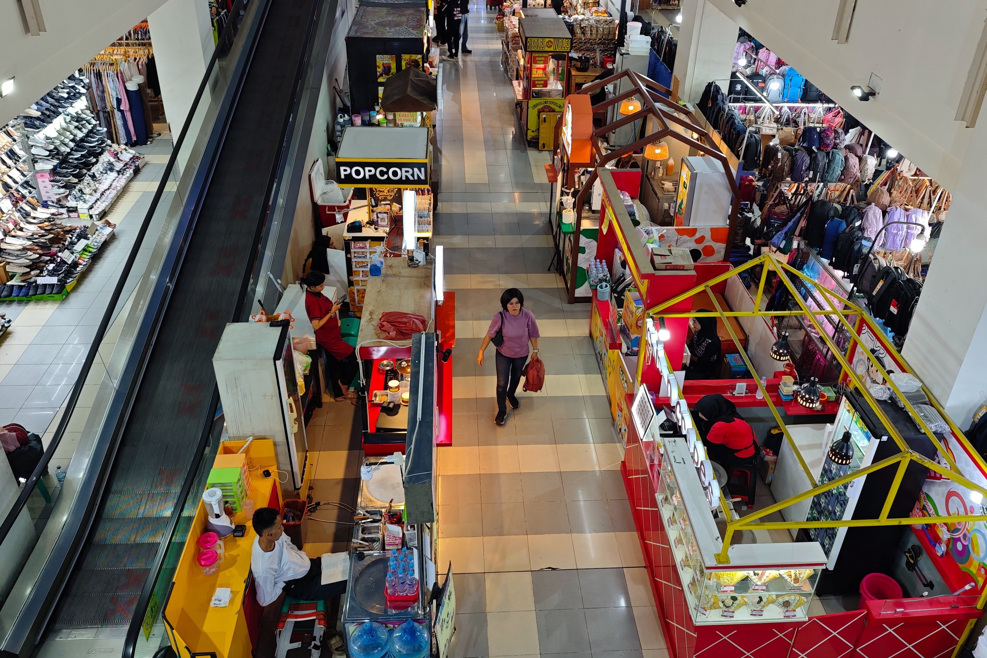 There are more sales people than customers at a shopping centre in  in Depok, Indonesia, on Tuesday. Photo: EPA