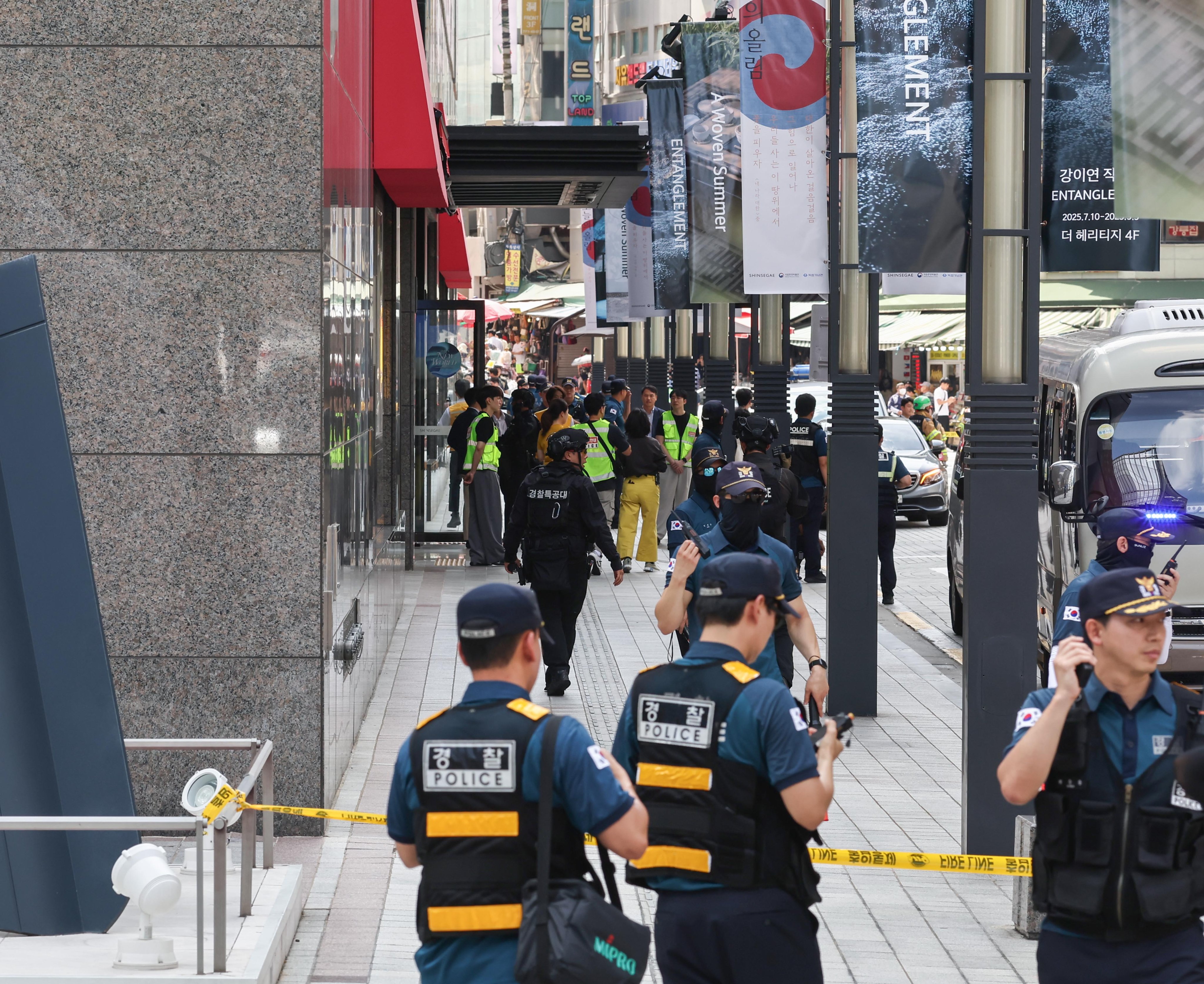 Police officers deployed at the Shinsegae department store in Seoul on Tuesday. A message warning of explosives planted on the first floor of the complex posted on the same day turned out to be a hoax. Photo: EPA