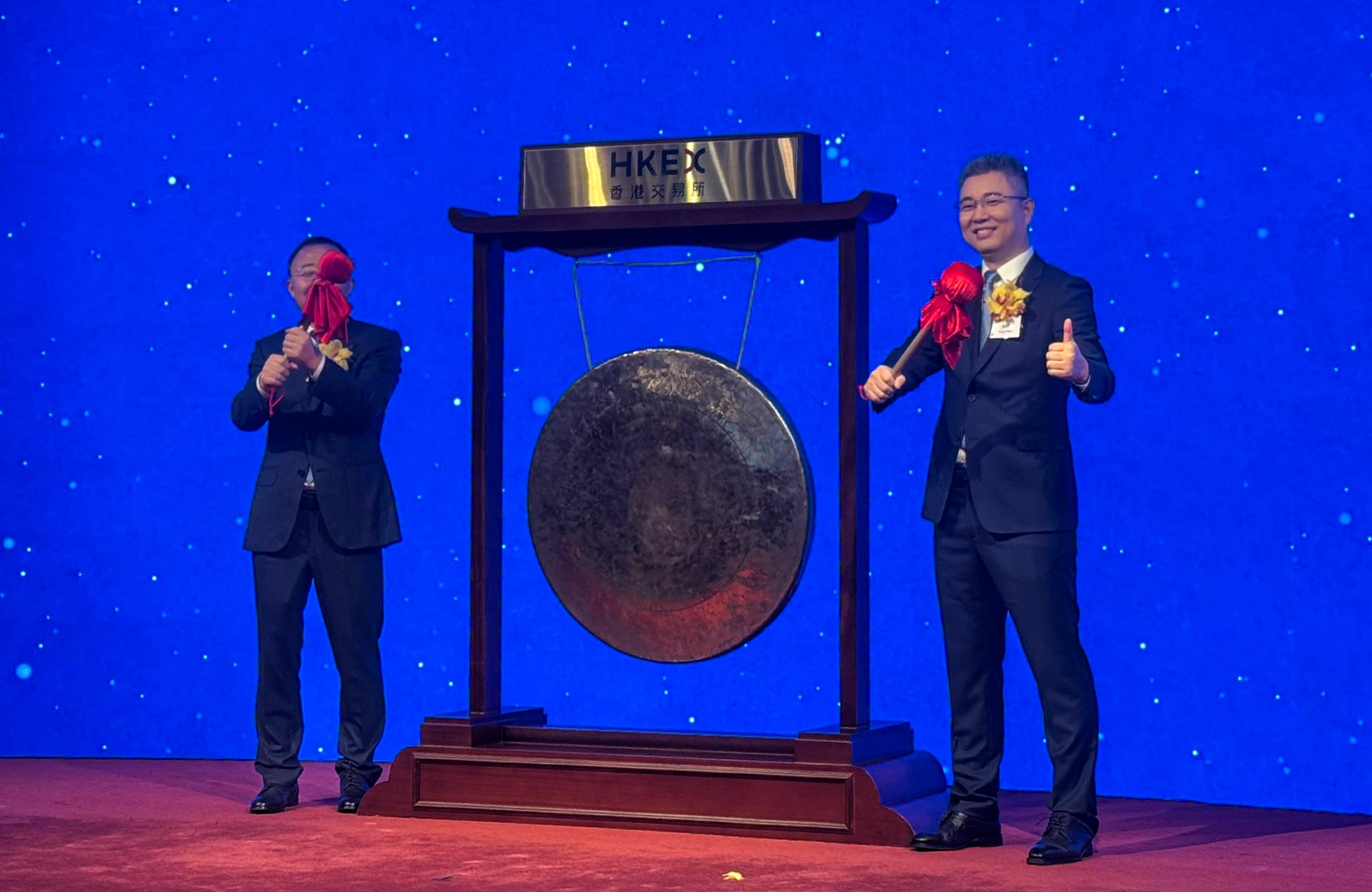 Zhang Yingjun (right), chairman of Sunshine Lake Pharma, during the trading debut of the company’s shares on the Hong Kong stock exchange on August 7, 2025. Photo: Julie Zhang