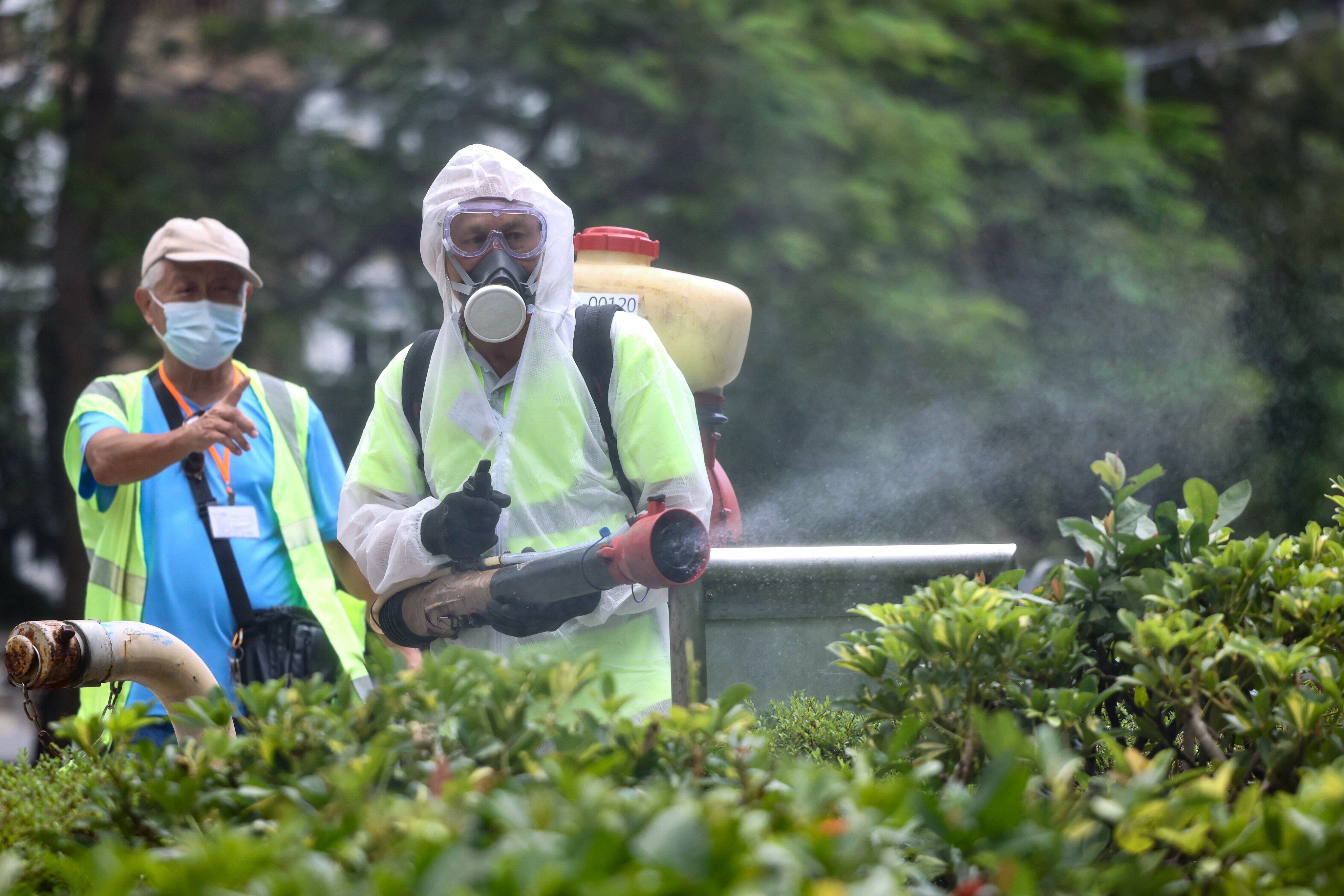 Workers conduct mosquito control measures at Lei Tung Estate. Photo: Karma Lo
