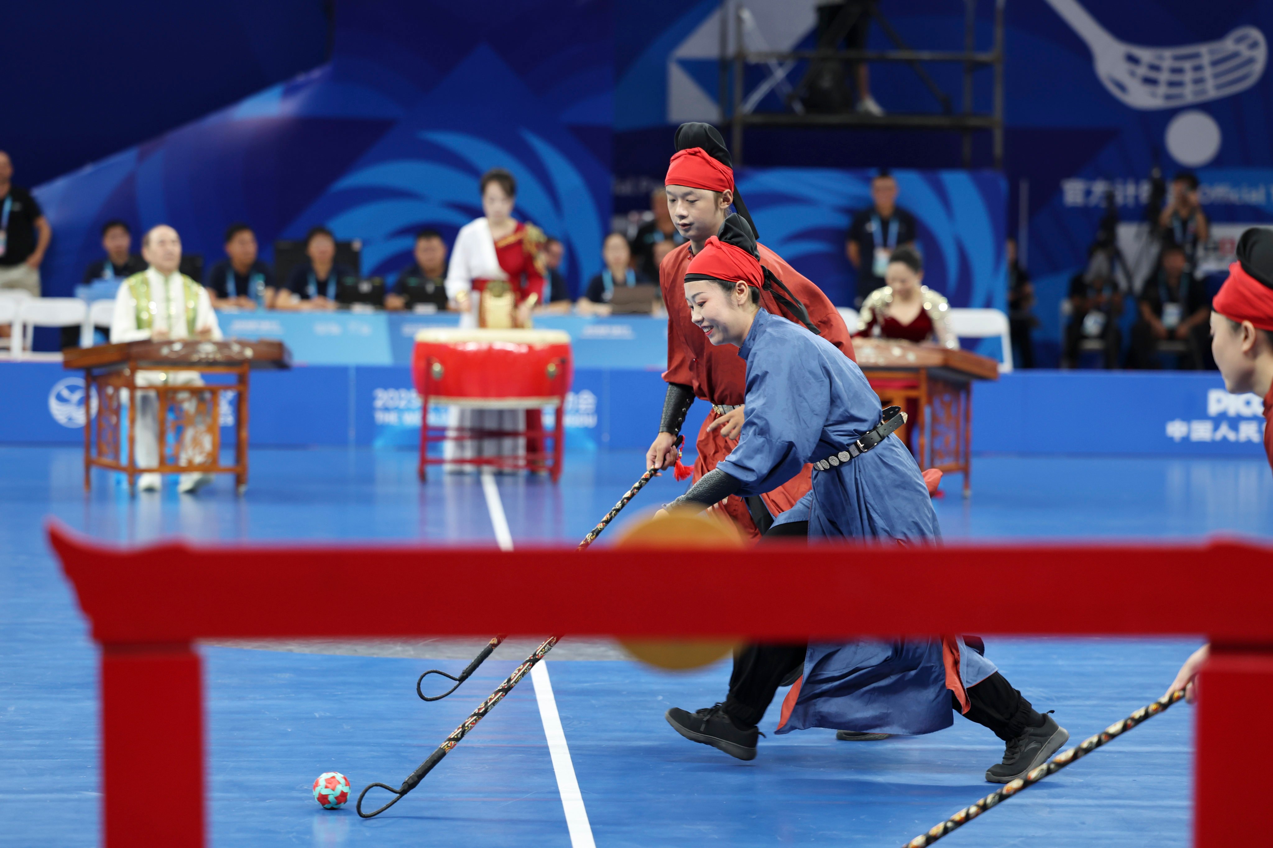 Actors perform before the women’s Group A preliminary floorball round between Thailand and Sweden at the World Games in Chengdu, Sichuan province on August 6. Photo: Xinhua