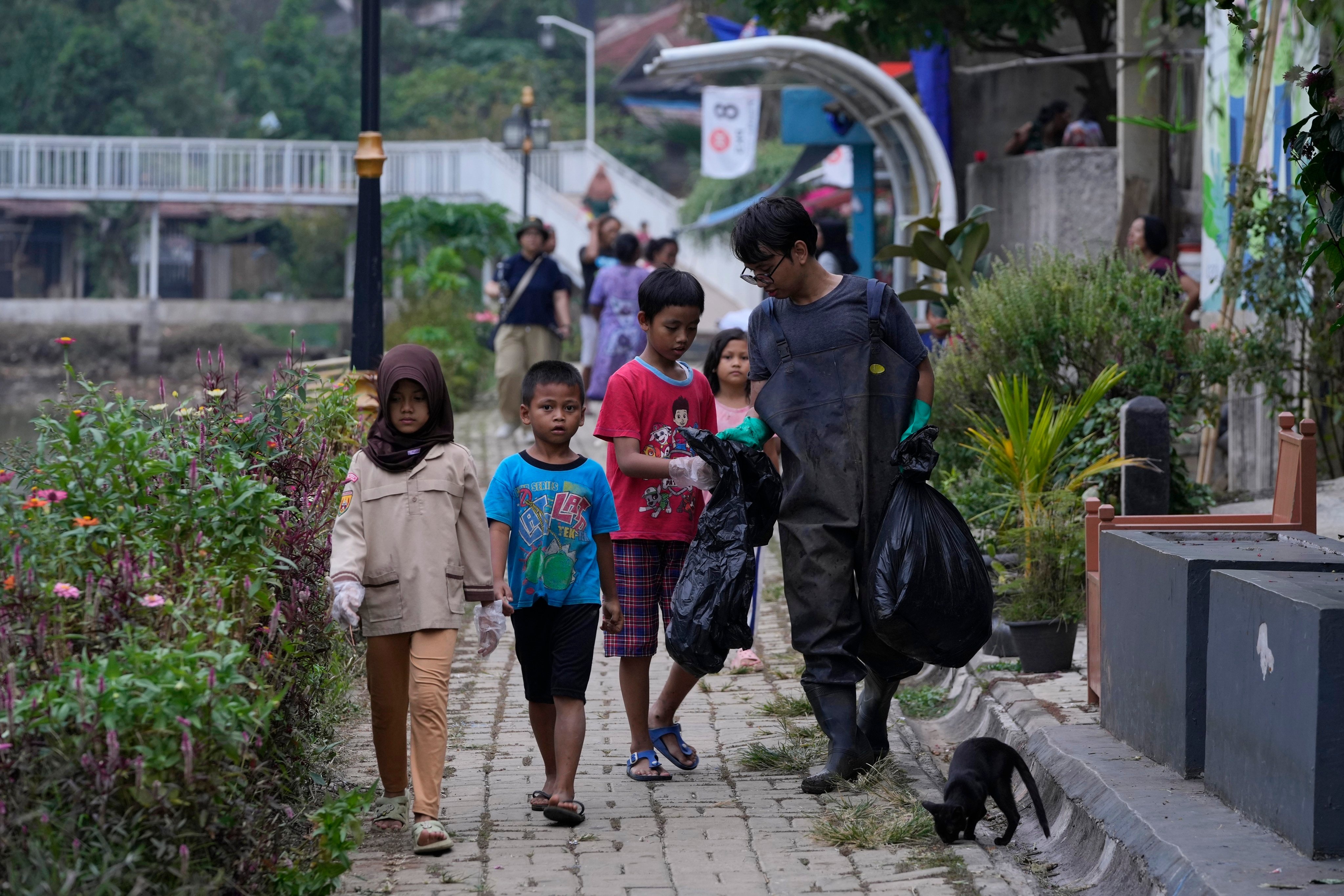 Environmental activists pick up trash around Situ Gede, a lake in Bogor, West Java in 2023. Photo: AP