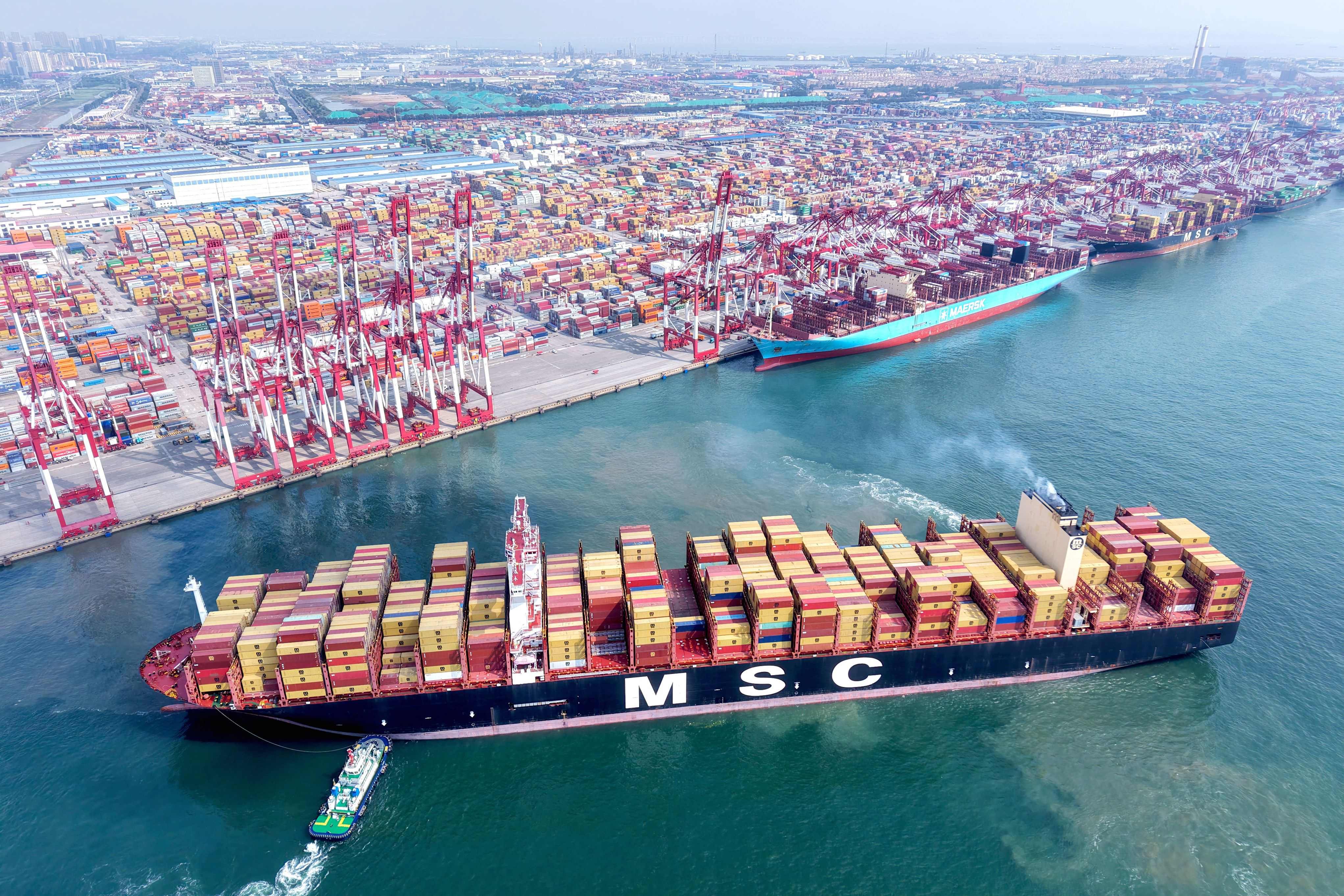 A container ship is positioned by tug boats as it leaves the port in Qingdao, in Chinas eastern Shandong province, on August 4, 2025. Photo: AFP