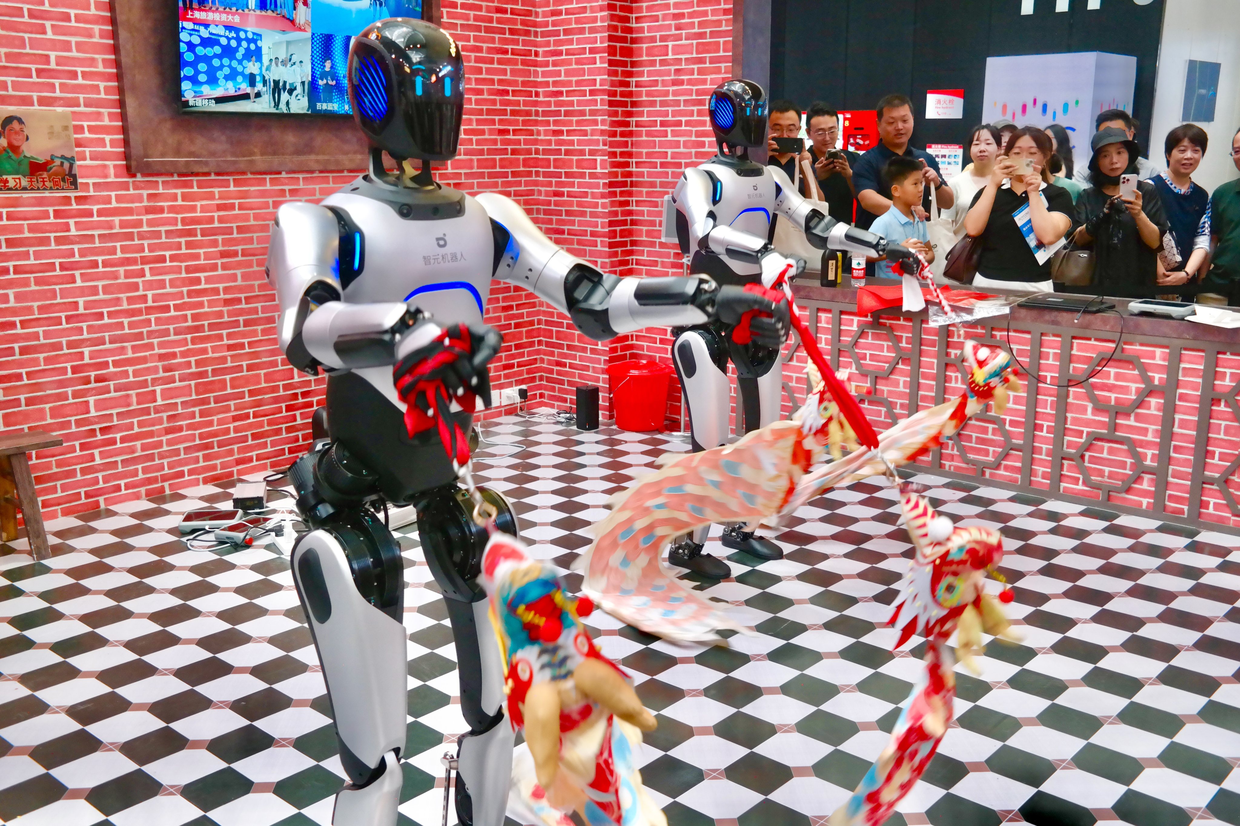 Robots perform dragon dancing at the 2025 World AI Conference and High-Level Meeting on Global AI Governance on July 27, in Shanghai: Photo: VCG/Getty Images