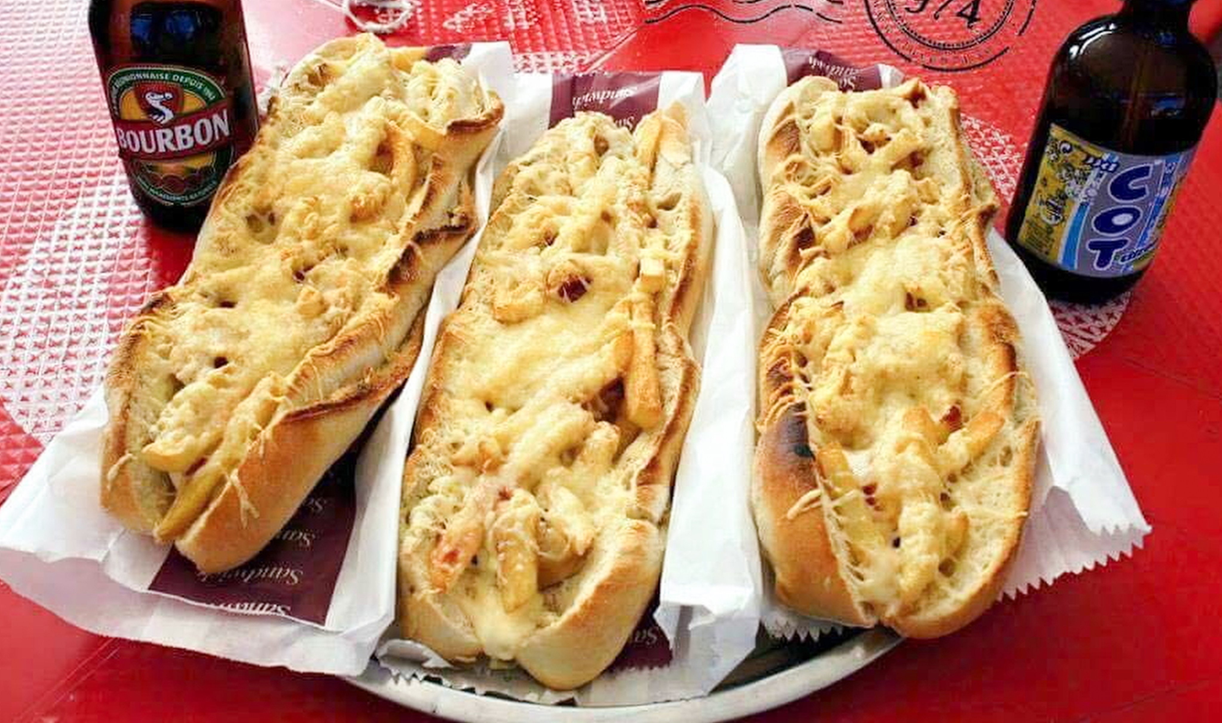 The bouchon gratiné is a favourite snack on Réunion Island, made with a baguette, chilli sauce, siu mai and melted cheese. Photo: X/ LudovicShooter