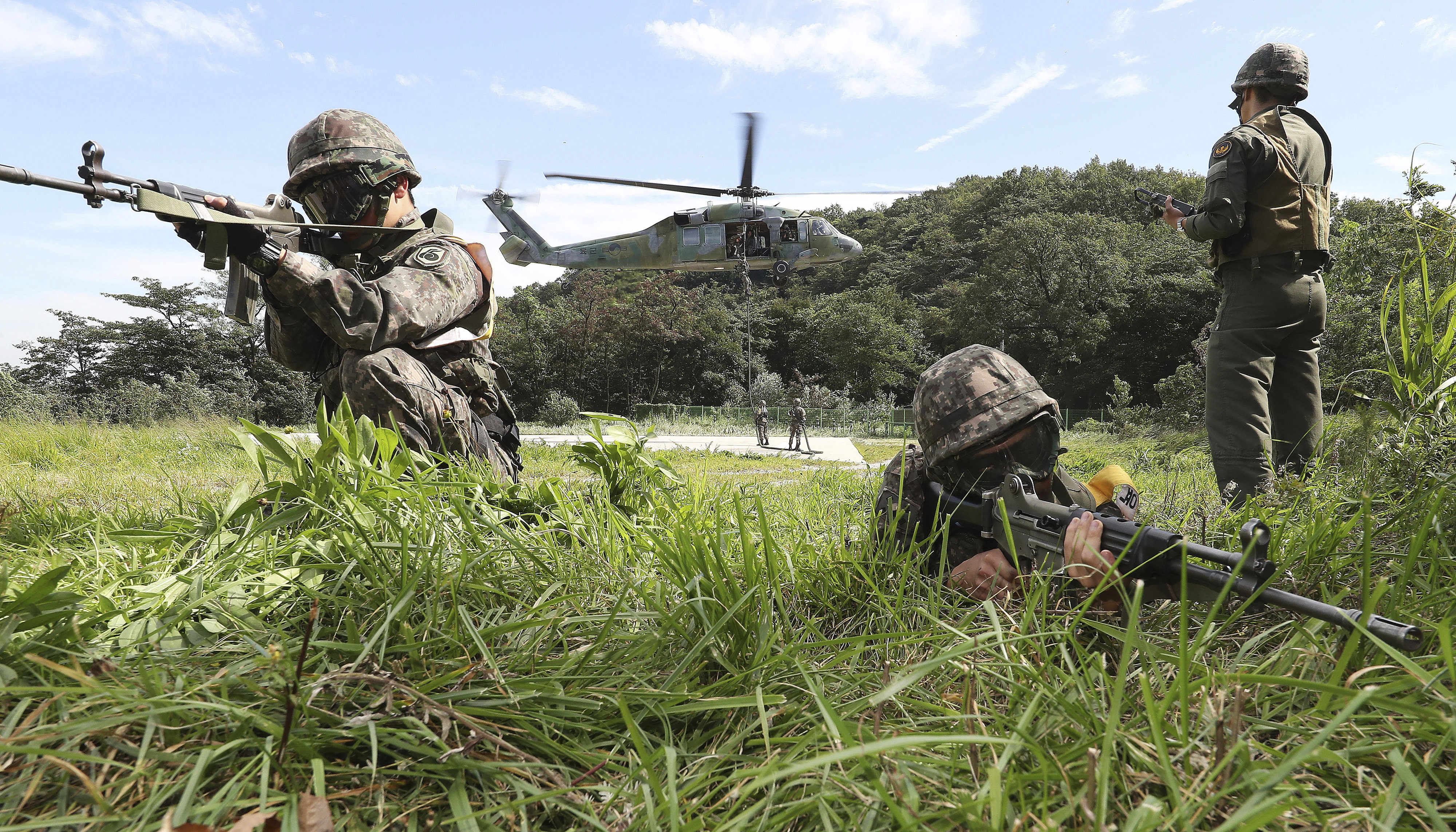 South Korean soldiers aim their machine guns during the annual US-South Korea military drills in 2017. Photo: Yonhap/AP