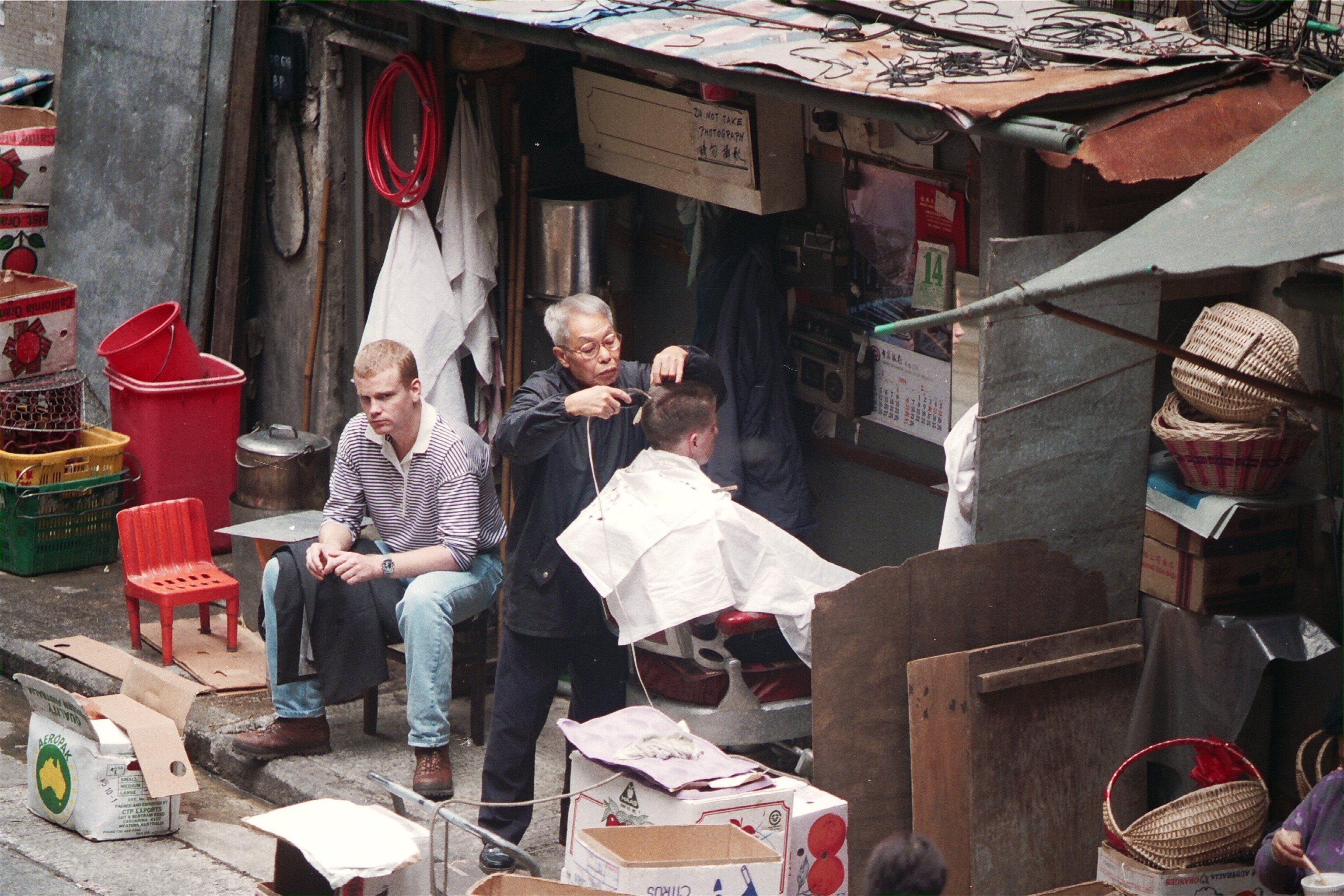 A street barber serves Western customers in Central, in 1994. Photo: SCMP Archives