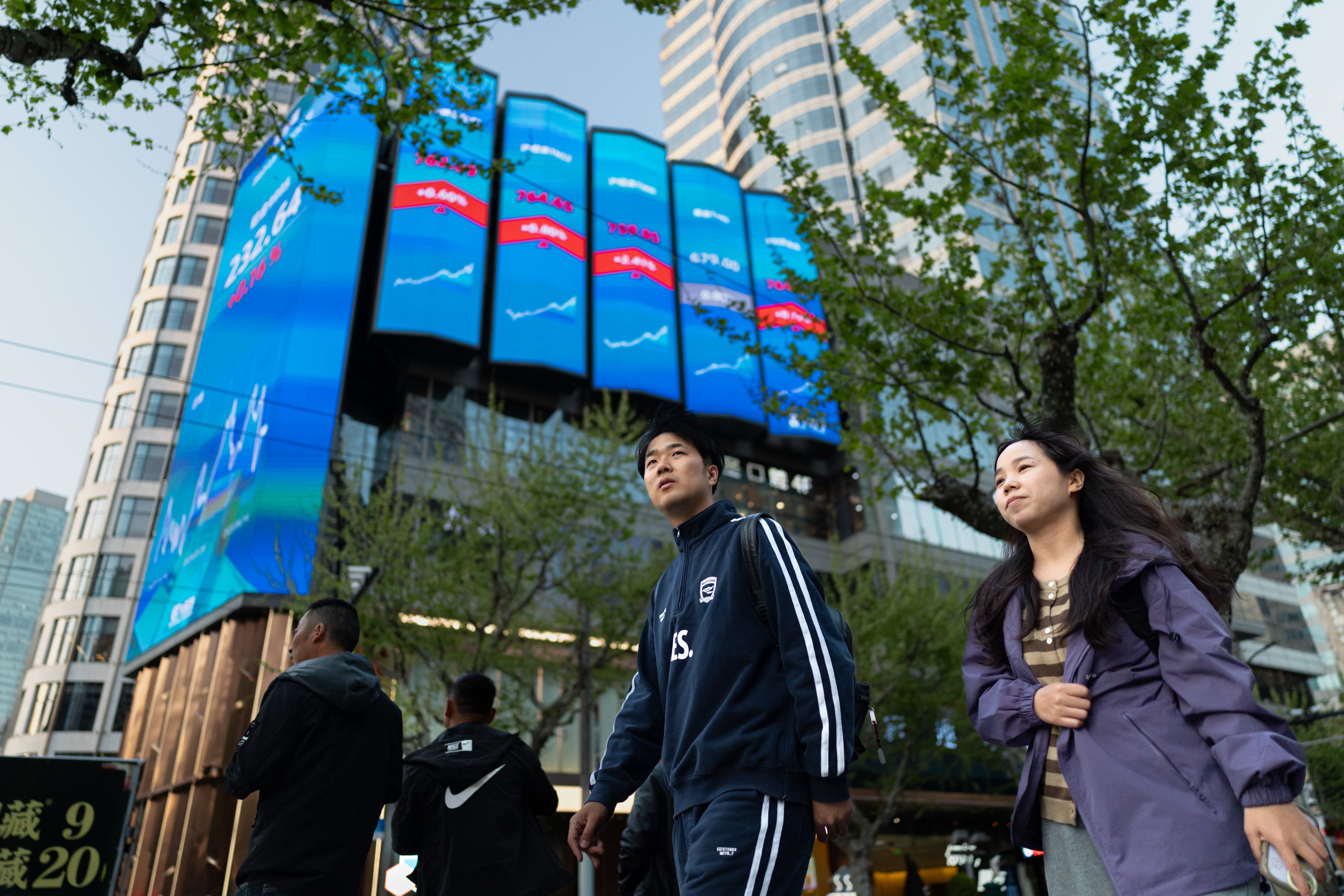 Screens display stock exchange data in Shanghai on April 14, 2025. Photo: EPA-EFE