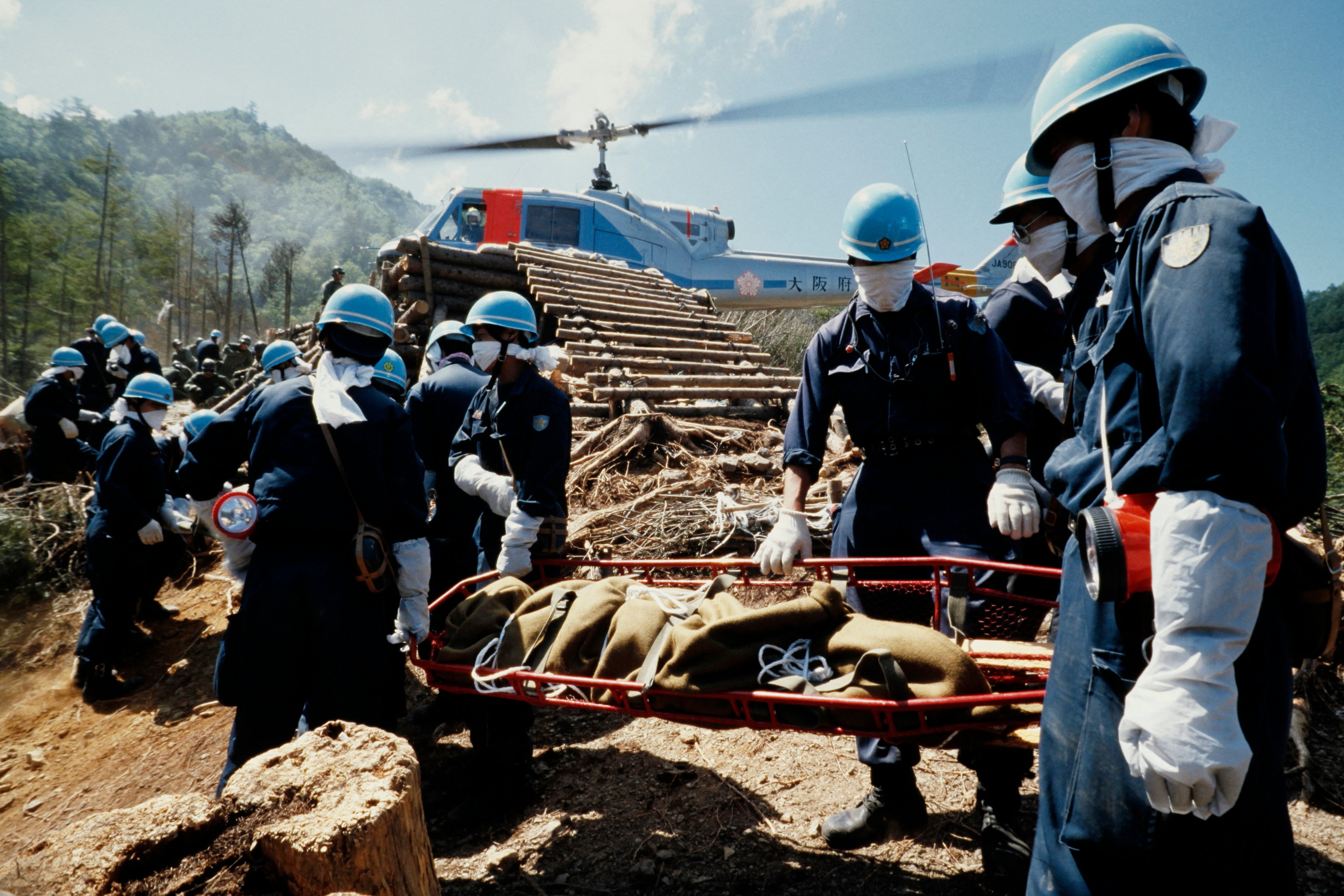 Rescuers carry the bodies of victims from the site of the Japan Airlines Flight 123 crash near Mount Osutaka in Japan on August 13, 1985. Photo: AFP