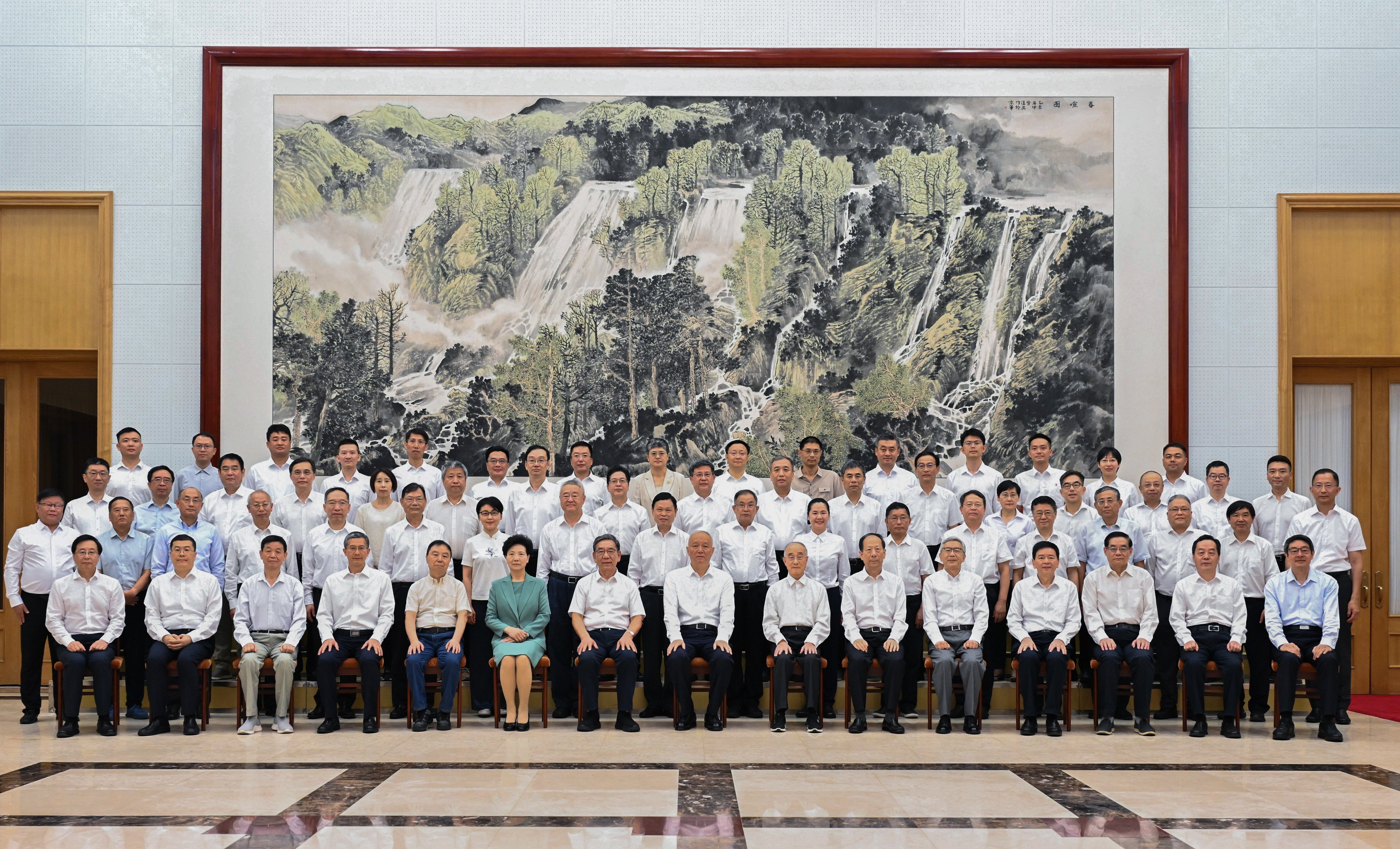 Cai Qi, a member of the Communist Party’s Politburo Standing Committee, hosts a group of scientists and entrepreneurs in Beidaihe, a seaside resort in China’s northern Hebei province, on August 3. Photo: Xinhua