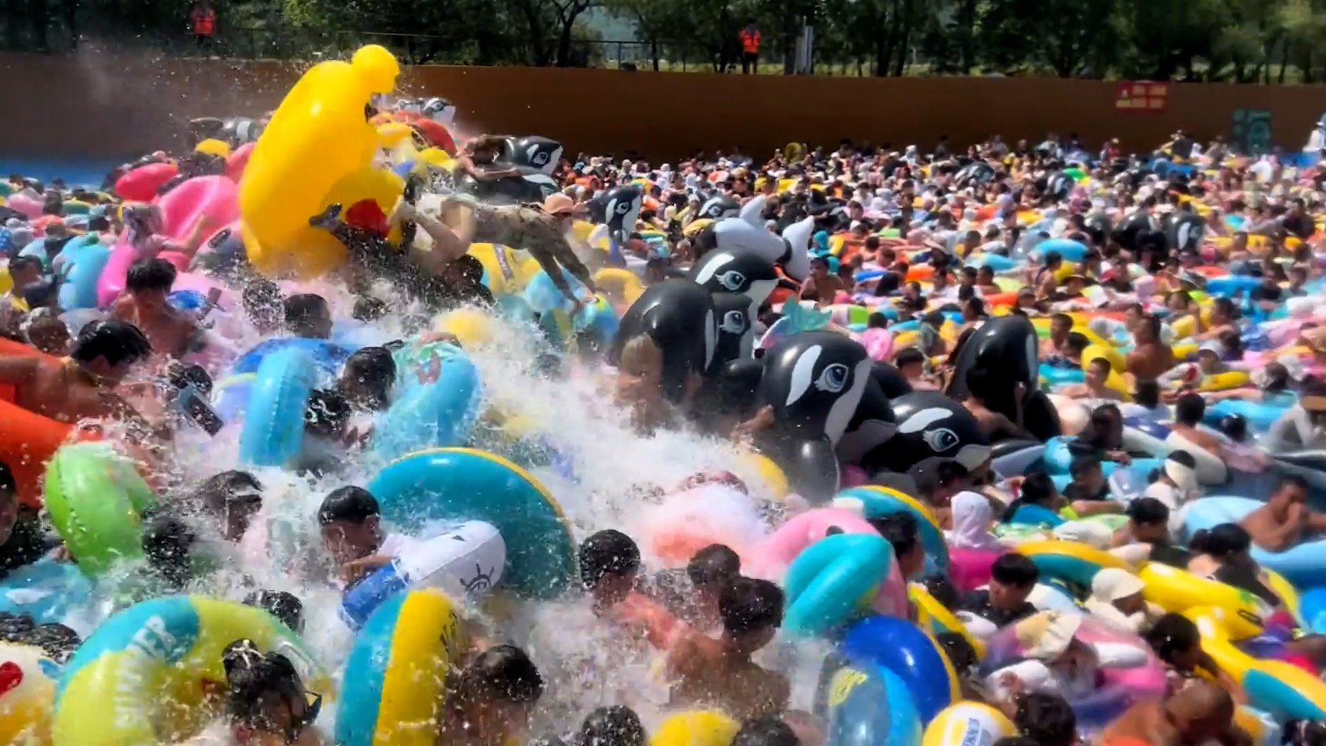 Chinese tourists flock to artificial wave pool, raising safety concerns