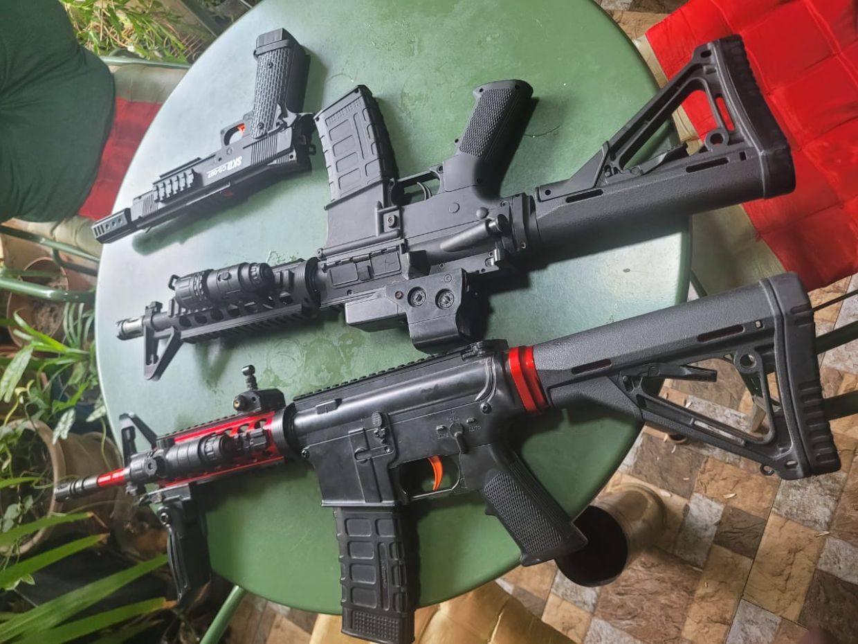 Replica weapons seized in Wednesday’s raid. Photo: The Star