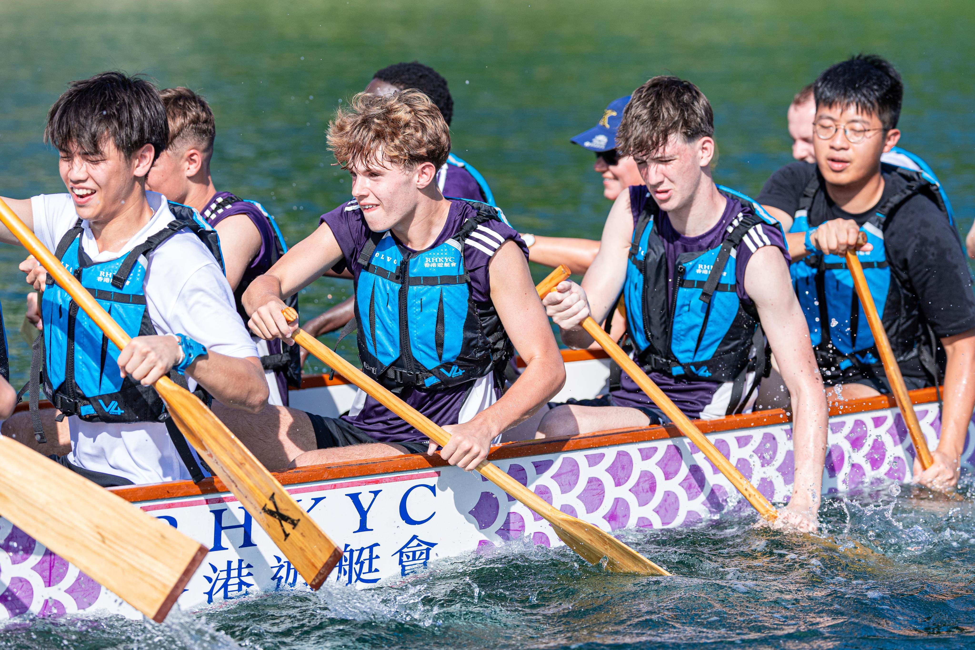 Manchester United’s under-16 players and Hong Kong counterparts try dragon boating during their stay in the city. Photo: Hong Kong Jockey Club