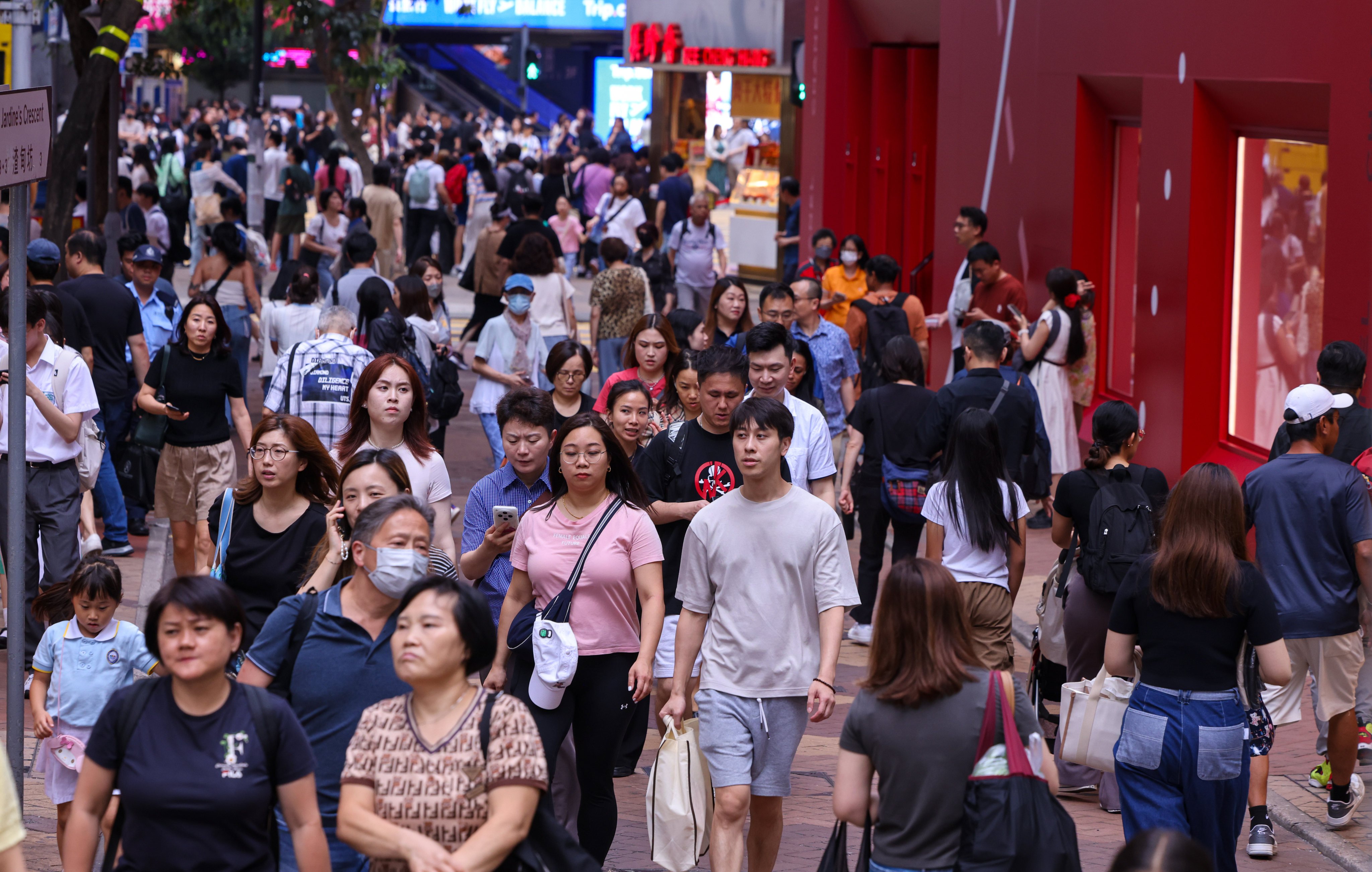 Hong Kong’s midyear population stands at 7,527,500, up by 3,400 from a year ago. Photo: Nora Tam
