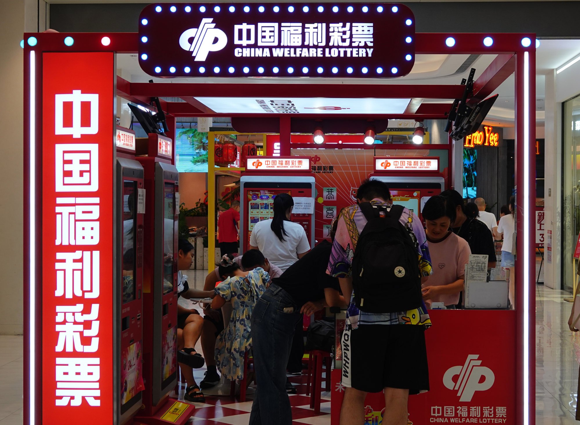 After collecting her winnings, the woman presented the lottery shop owner with a cash-filled red envelope and a silk banner as a gesture of thanks. Photo: Getty Images After collecting her winnings, the woman presented the lottery shop owner with a cash-filled red envelope and a silk banner as a gesture of thanks. Photo: Getty Images