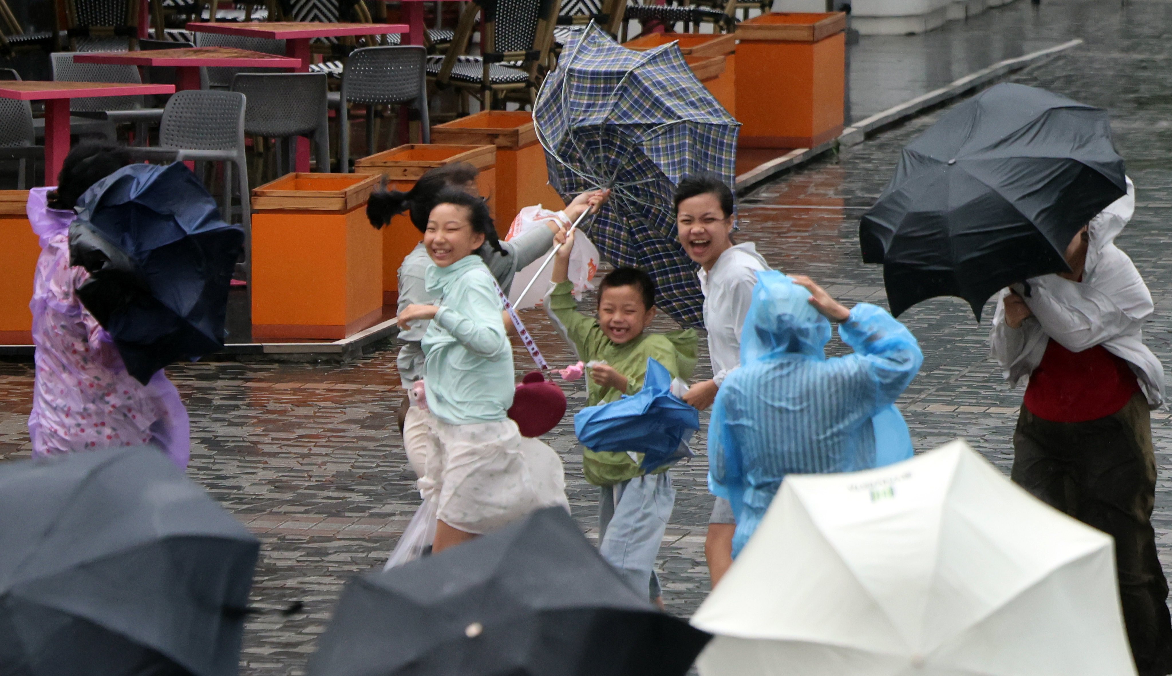Children at the Tsim Sha Tsui waterfront on August 4, 2025. Photo: Jelly Tse