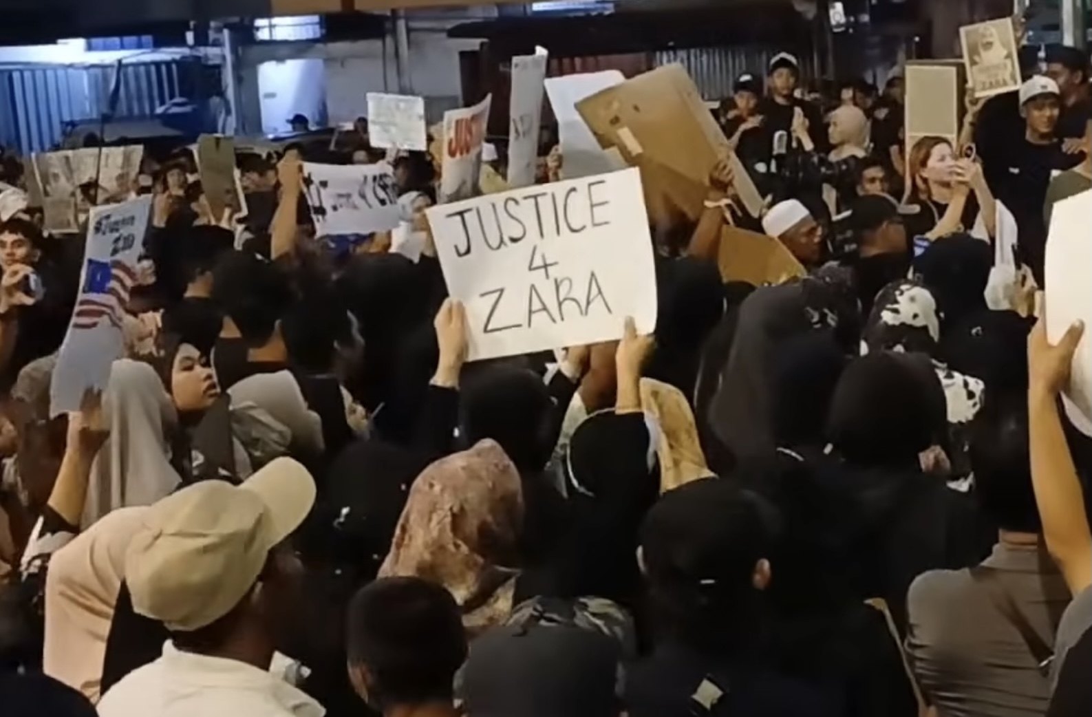Protesters gathered at a night market in Sabah, Malaysia, last week to demand justice over the death of 13-year-old Zara Qairina Mahathir. Photo: YouTube/Malindo TV