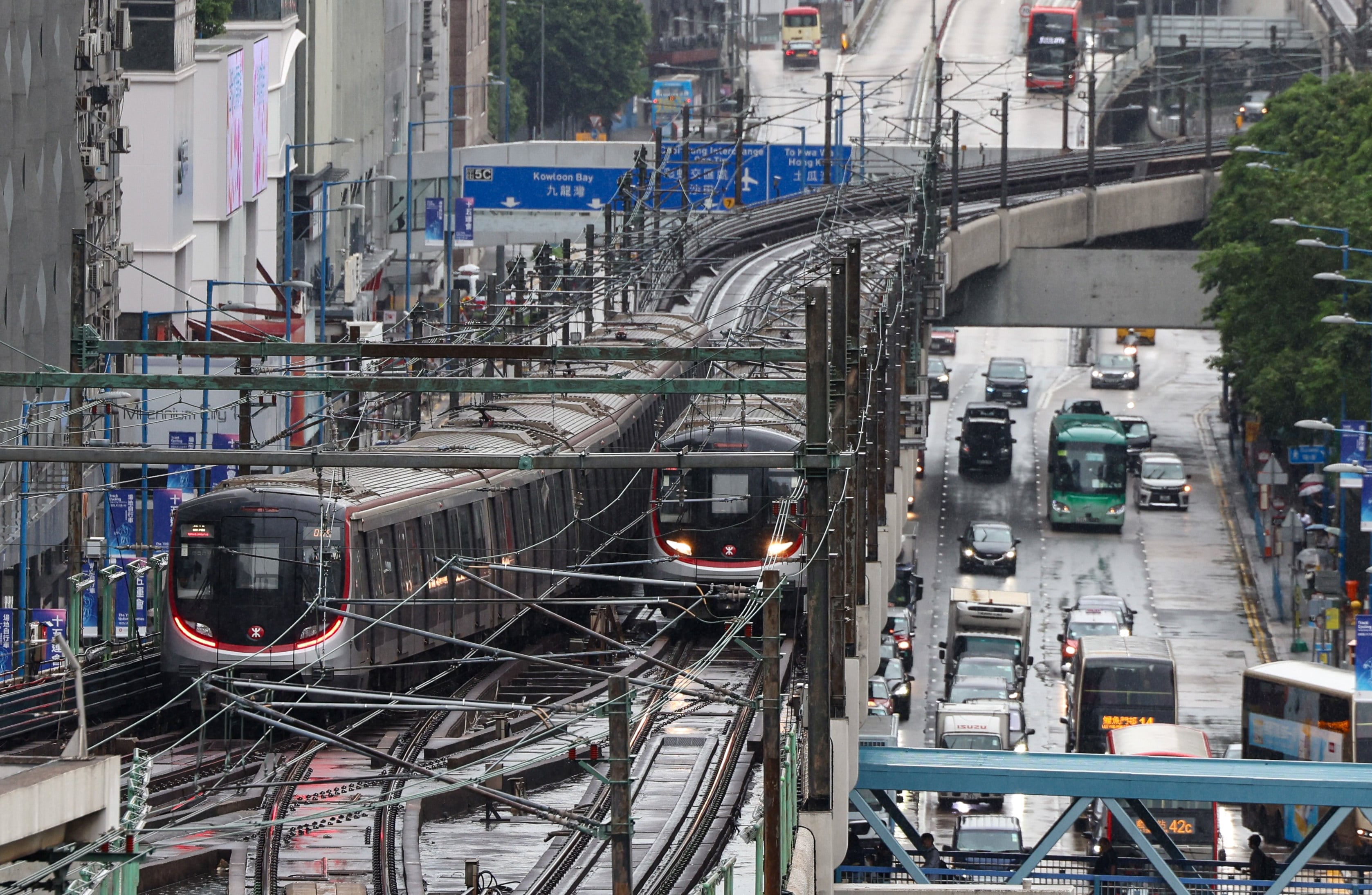 Two MTR trains pull into the platform at Kwun Tong Station. Photo: Karma Lo