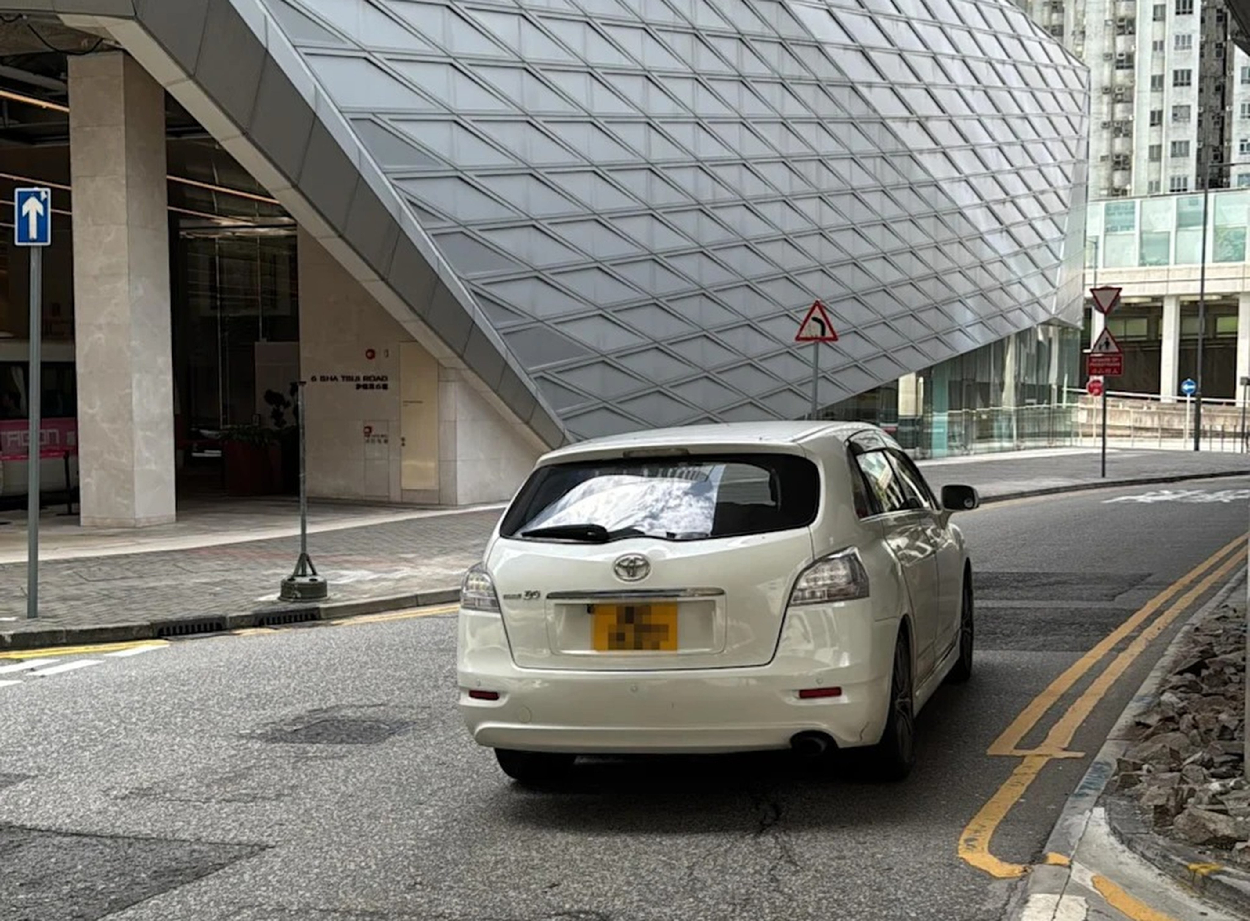 A male driver using the Amap ride-hailing platform to provide service admitted to not holding any Hong Kong ID card, following a passenger’s complaint. Photo: Handout