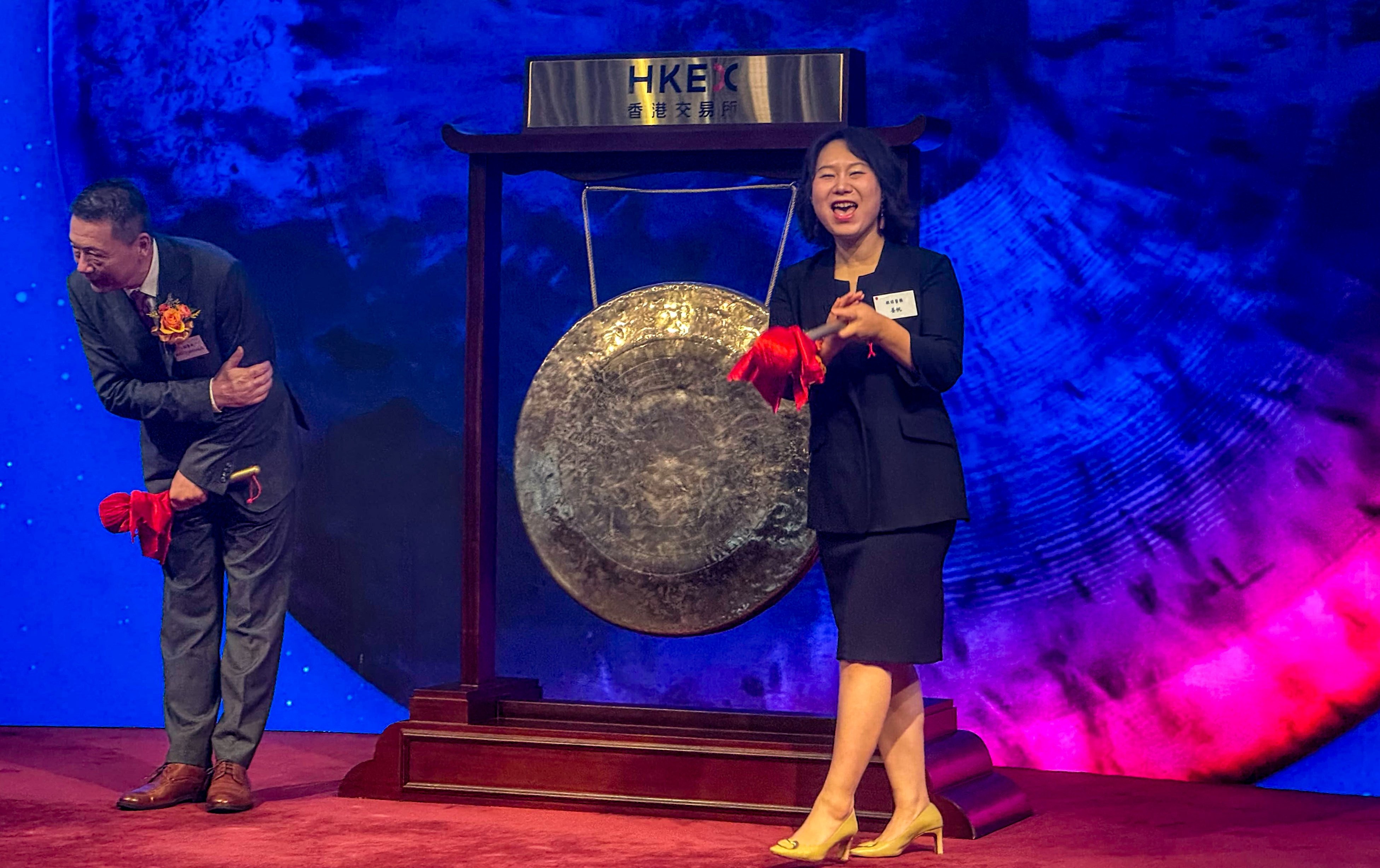 Innogen Pharmaceutical Group’s founder Wang Qinghua (left) and Chief Financial Officer Jiang Fan (right) at the trading debut at the Hong Kong stock exchange on August 15, 2025. Photo: Julie Zhang