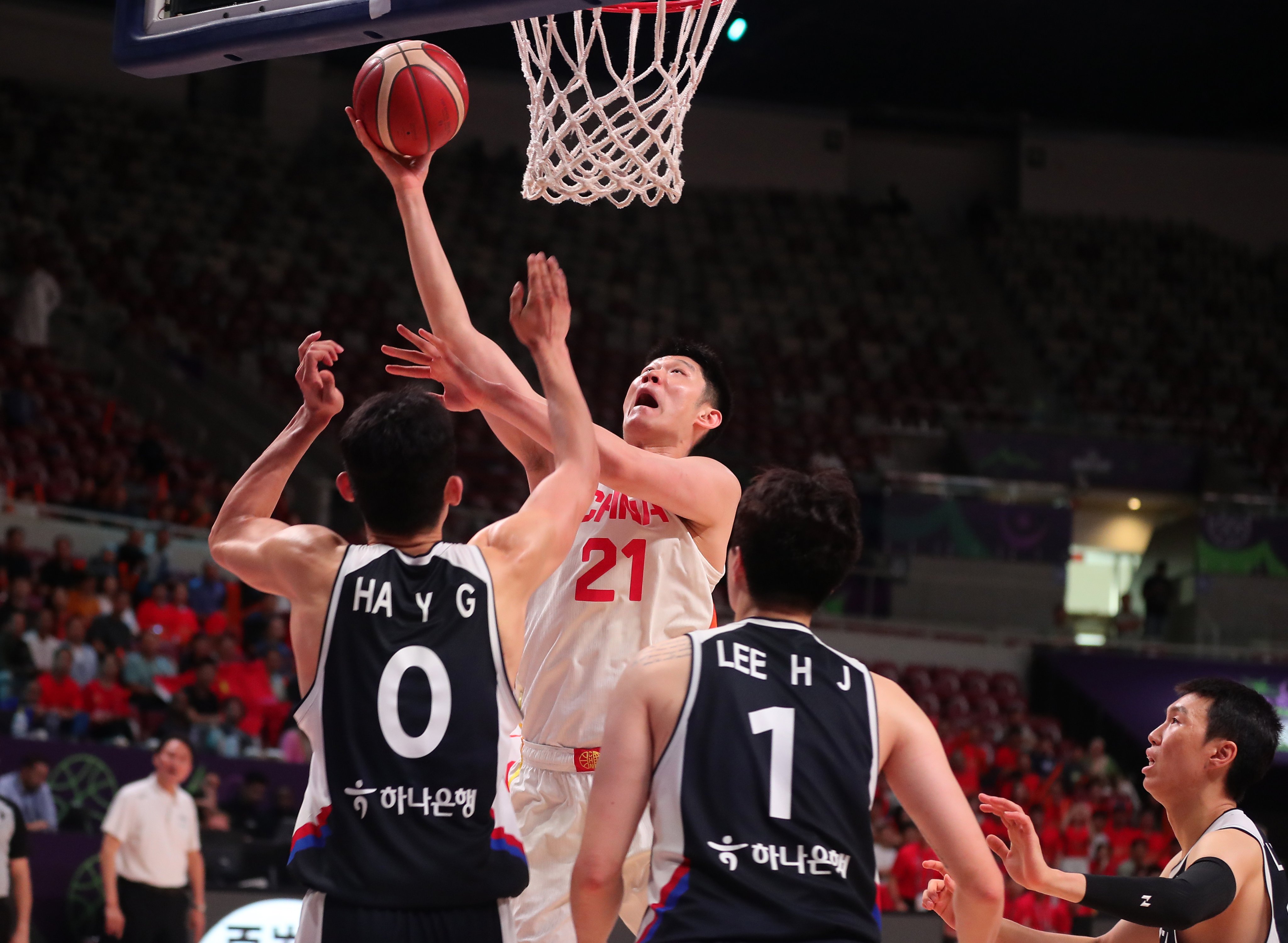 China’s Hu Jinqiu (middle) was the highest scorer against South Korea with 23 points. Photo: Xinhua