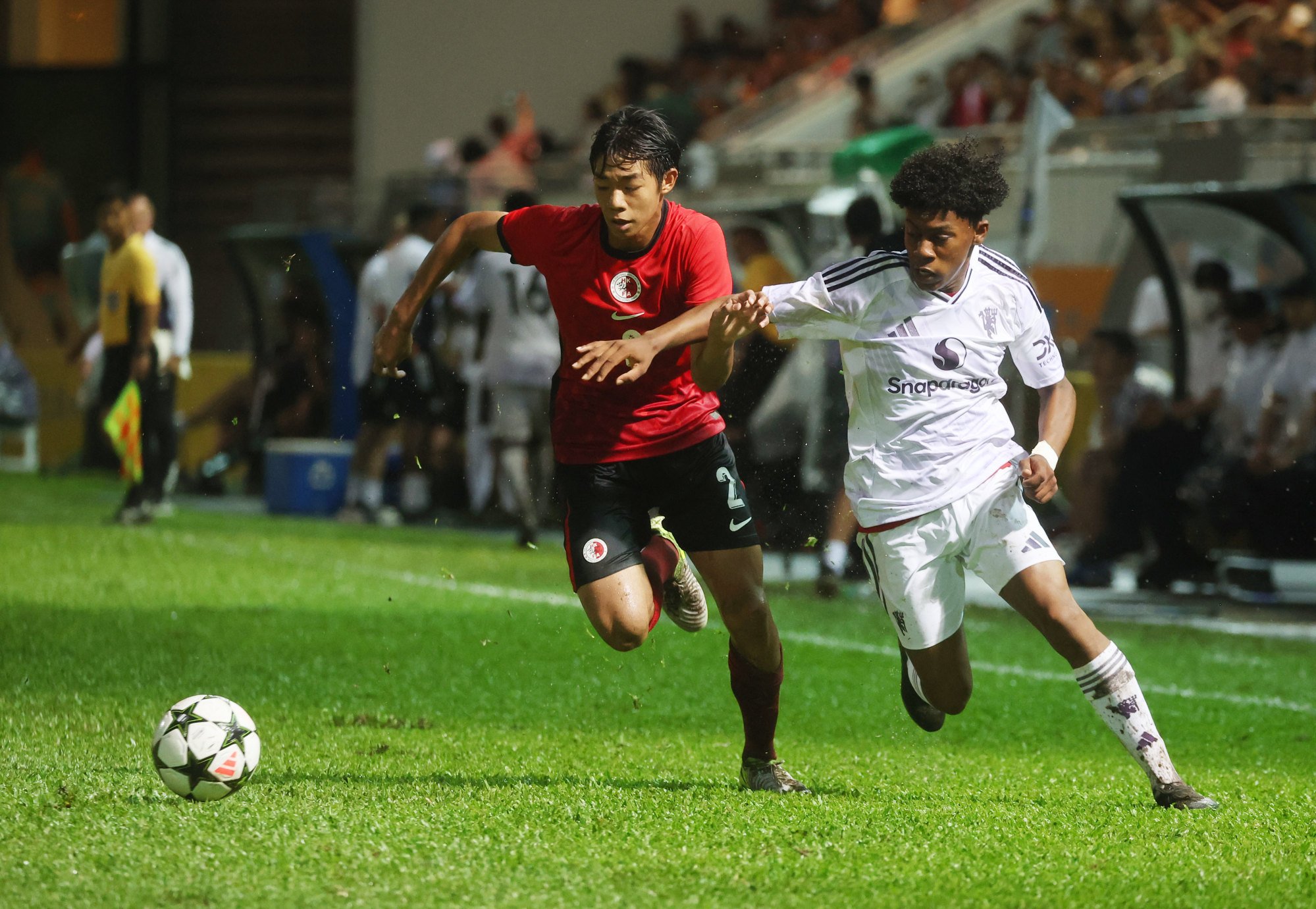 Manchester United's Jaice (right) in a race for the ball with Hong Kong's Nigel Lau. Photo: Edmond So
