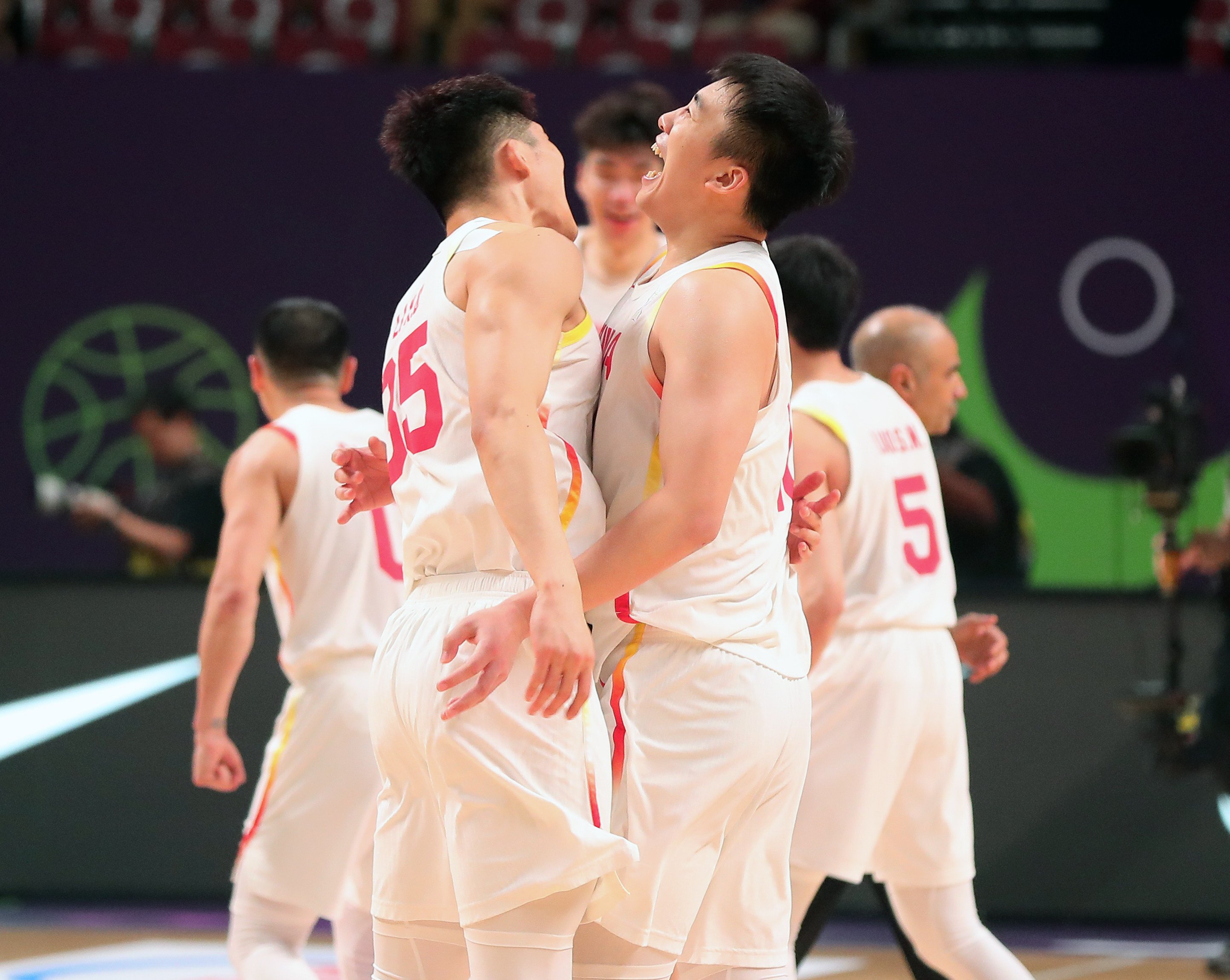 China duo Wang Junjie (right) and Li Xiangbo celebrate after their Fiba Asia Cup semi-final victory over New Zealand. Photo: Xinhua