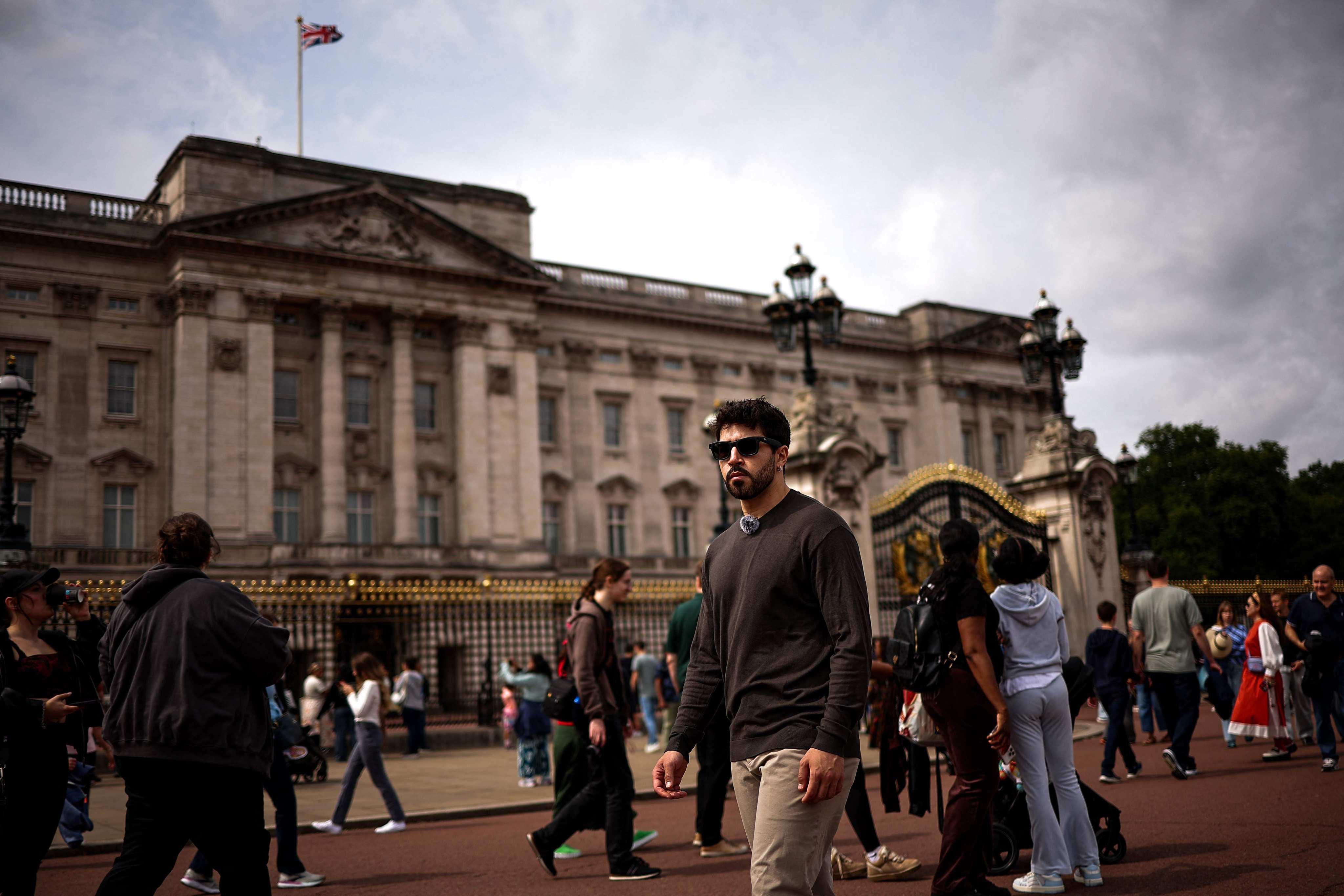 Diego Galdino, who films pickpockets in London, walks outside Buckingham Palace in the British capital. Photo: AFP