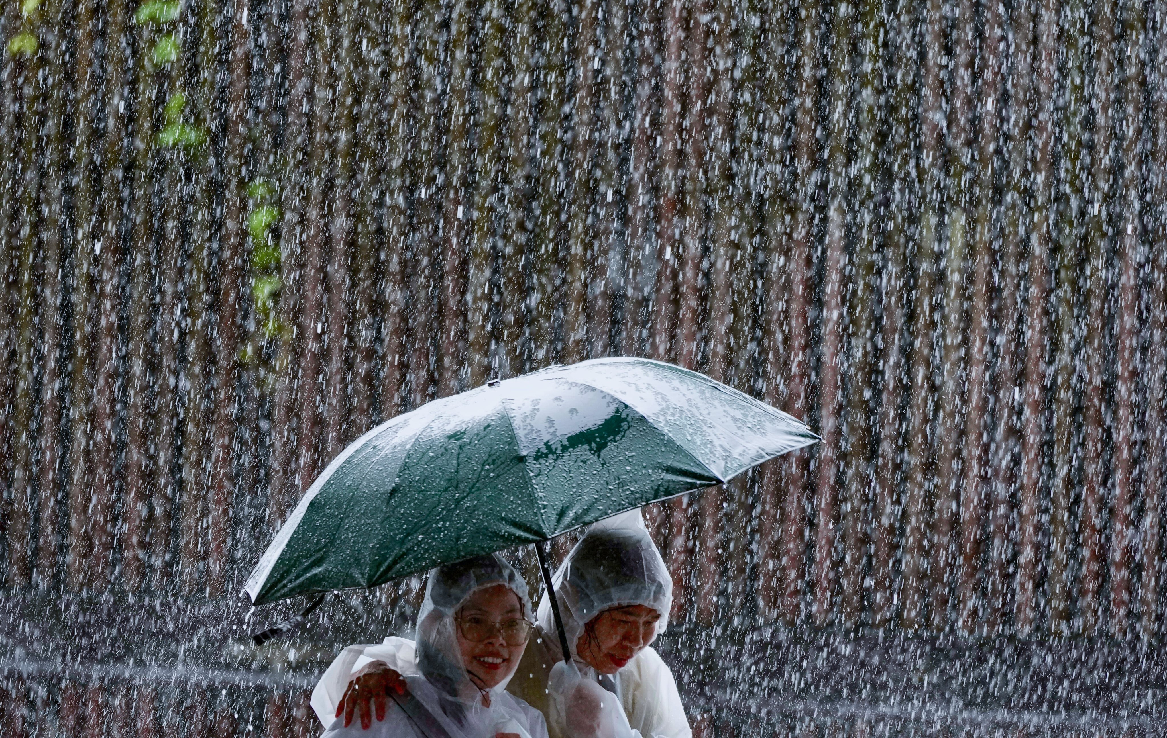 The Hong Kong Observatory issued the second amber warning signal of the day at 10.20am. Photo: Sam Tsang