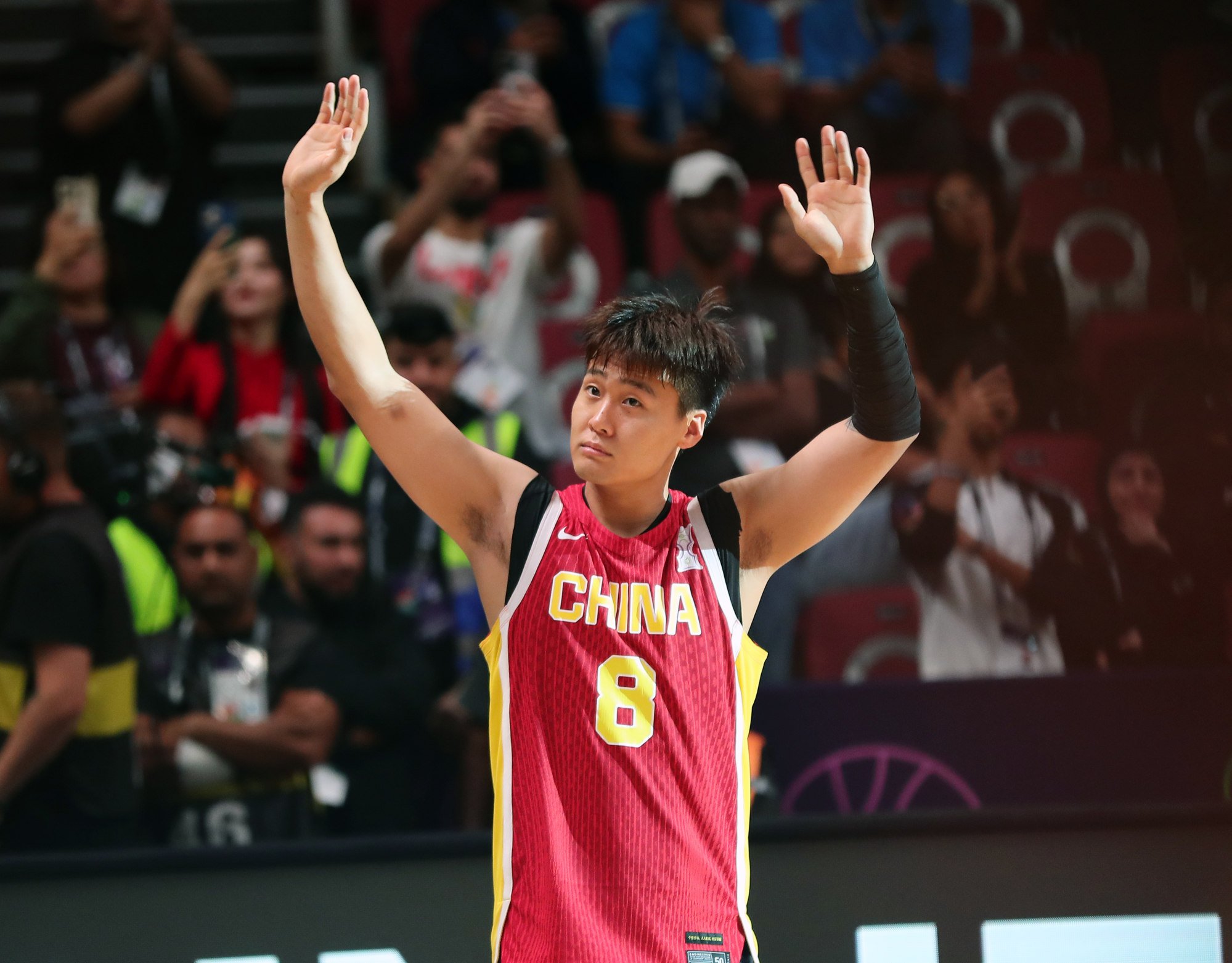 Zhao Rui acknowledges spectators after defeat in Sunday's final. Photo: Xinhua
