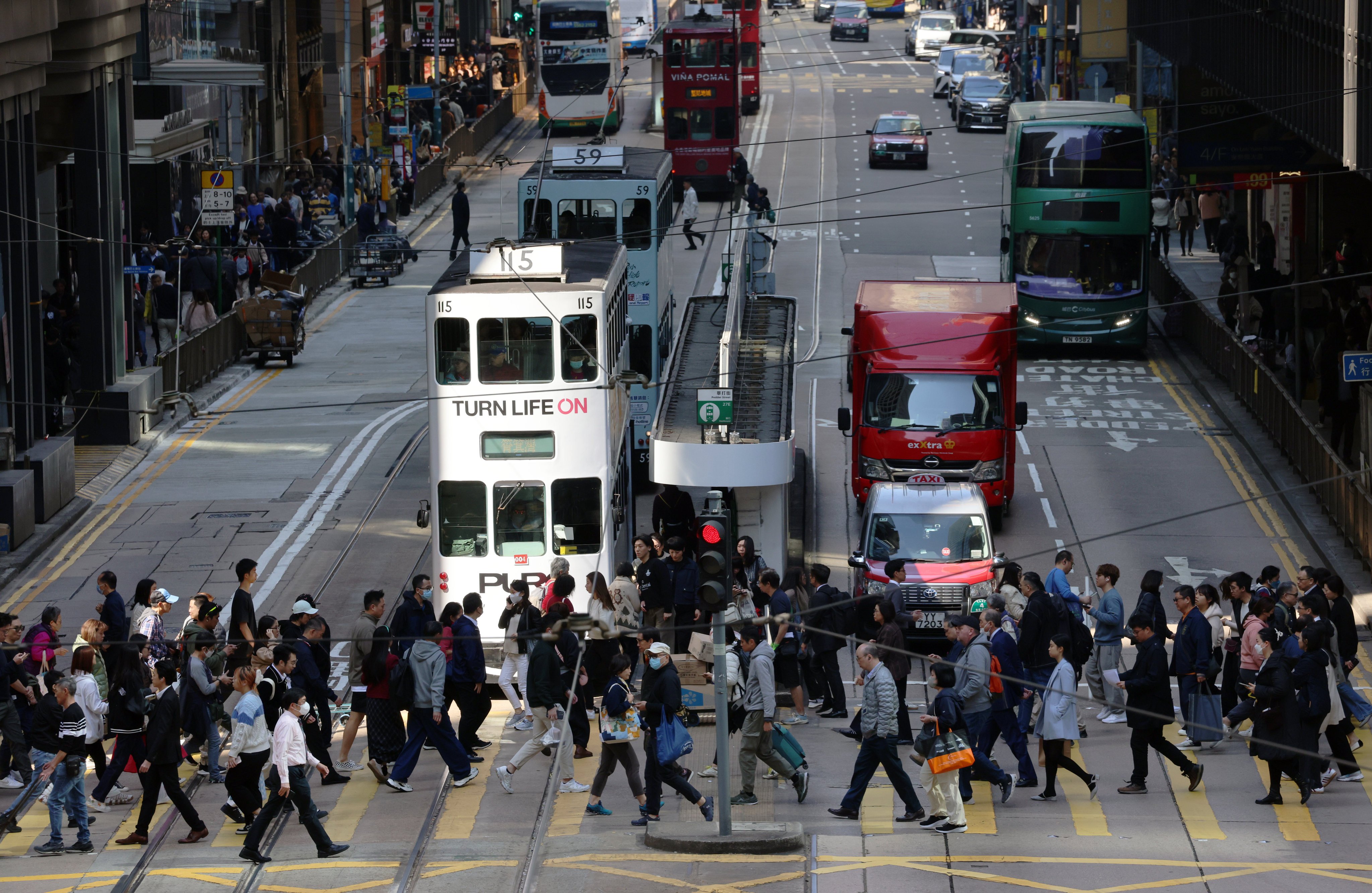 Commuters cross the street in Central during lunch hour on January 6. Photo: Jelly Tse