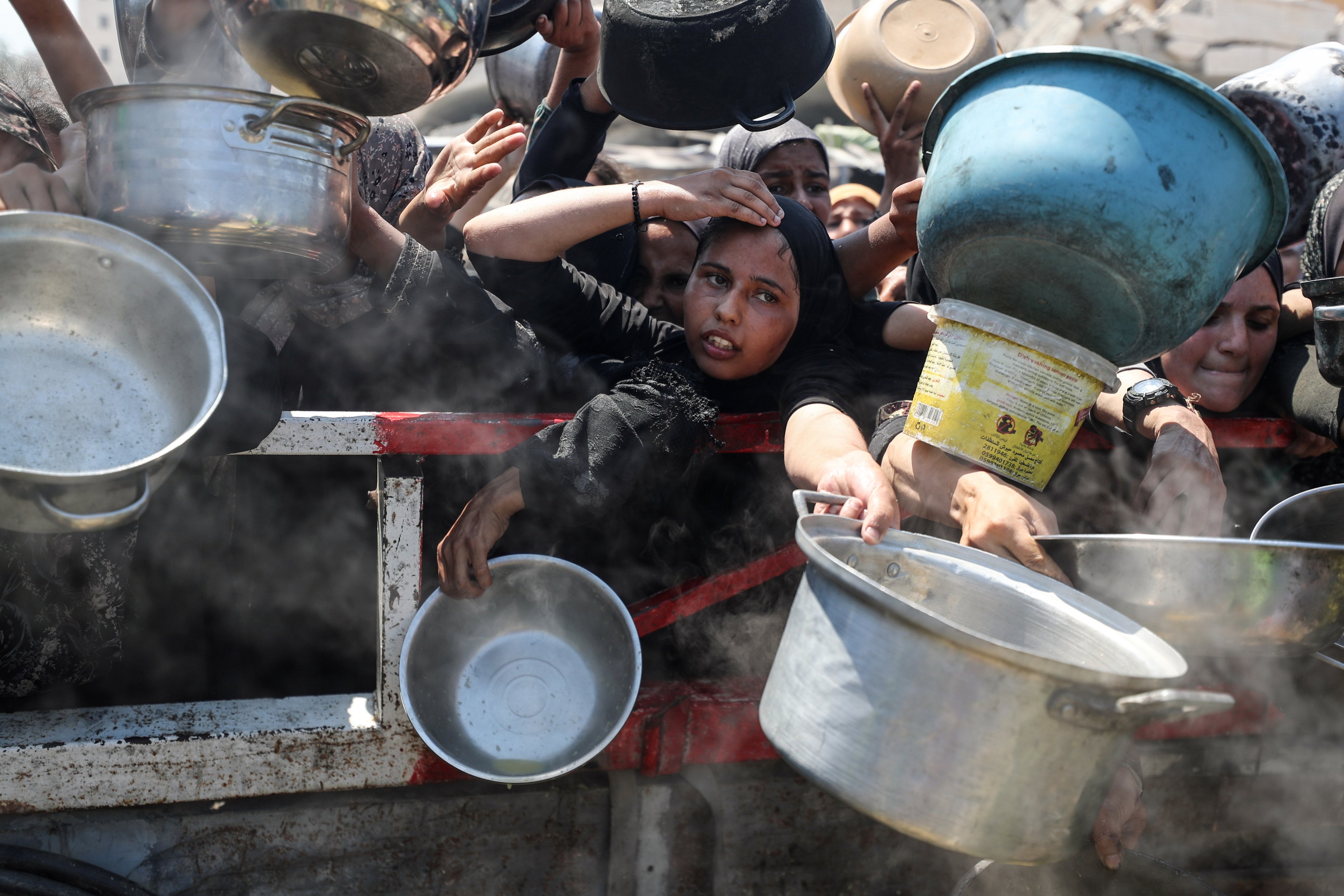Palestinians wait for a meal distributed by a charity organisation in Gaza on July 30. Photo: Zuma Press Wire/dpa