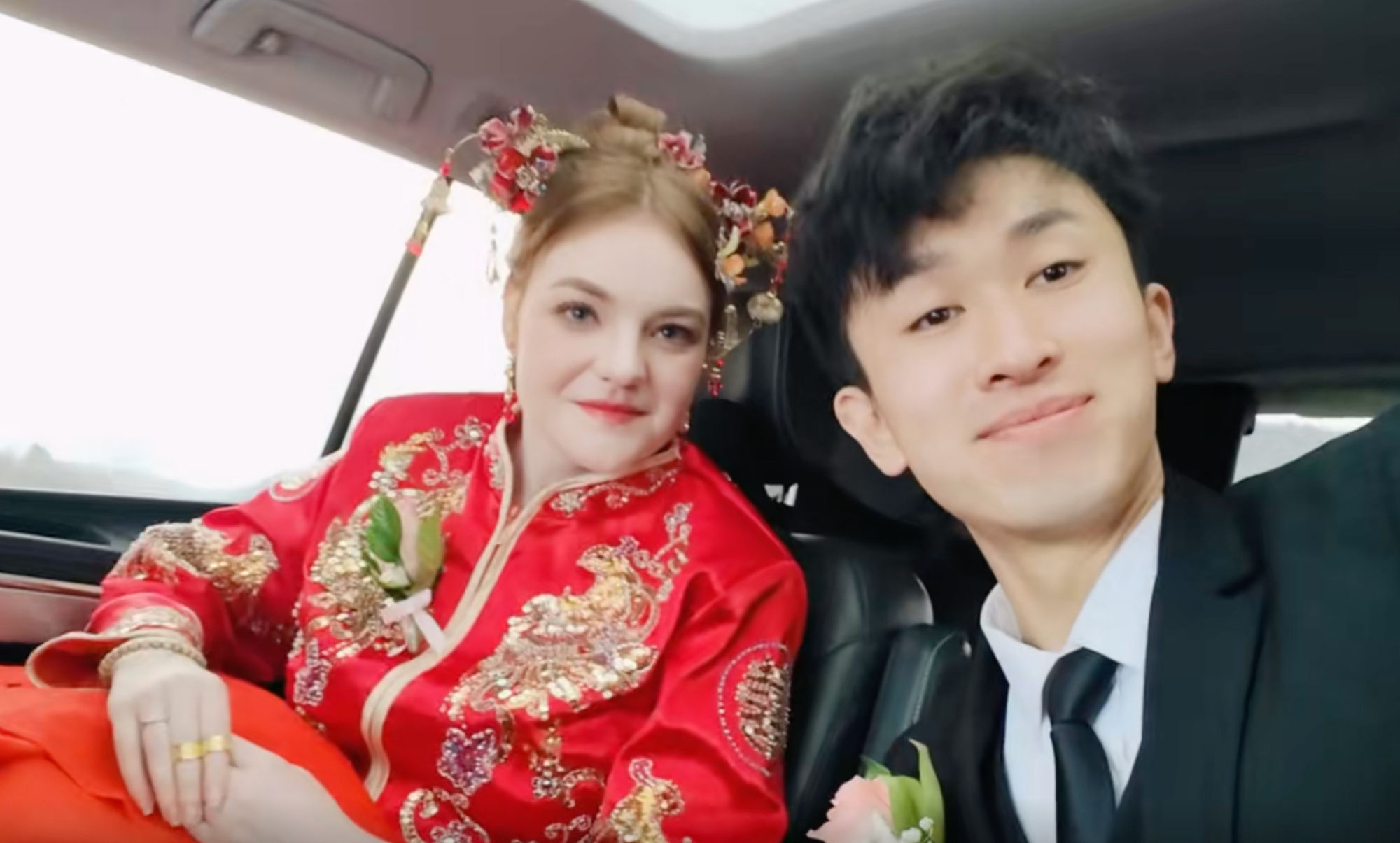 Delivery man Liu and his wife, Hannah Harris, pictured in a car on their wedding day. Photo: Douyin