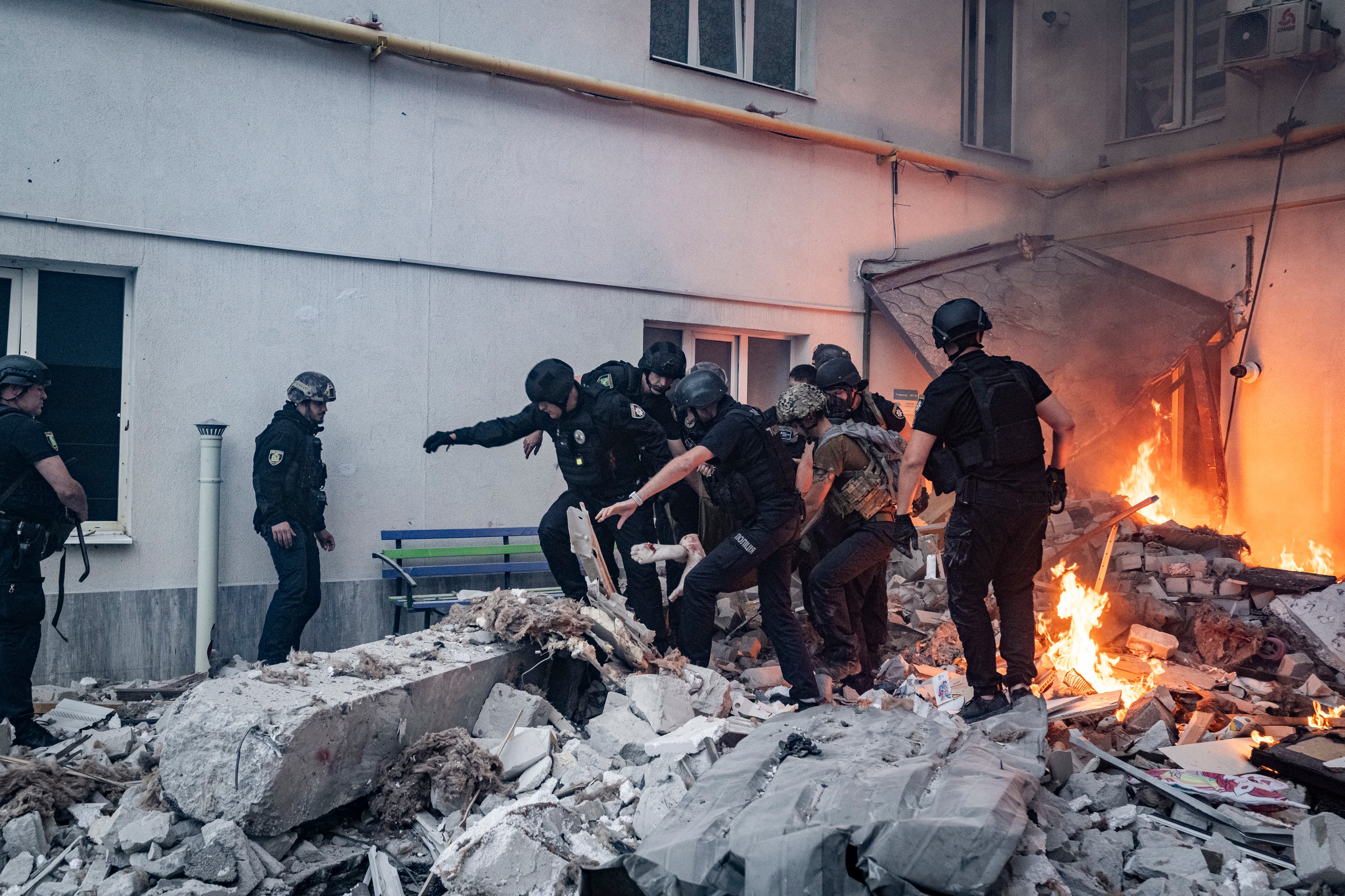 Ukrainian rescuers work at the site of a drone strike on a residential area in Kharkiv on Monday. Photo: Le Pictorium via Zuma Press / dpa